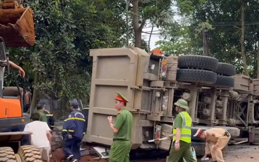 Xe tải chở đất lật đè nát xe ô tô con, xe máy, 2 người tử vong