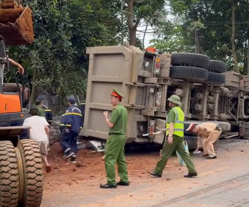 Xe tải lật đè nát xe ô tô con và xe máy, 2 người tử vong - Ảnh 1.