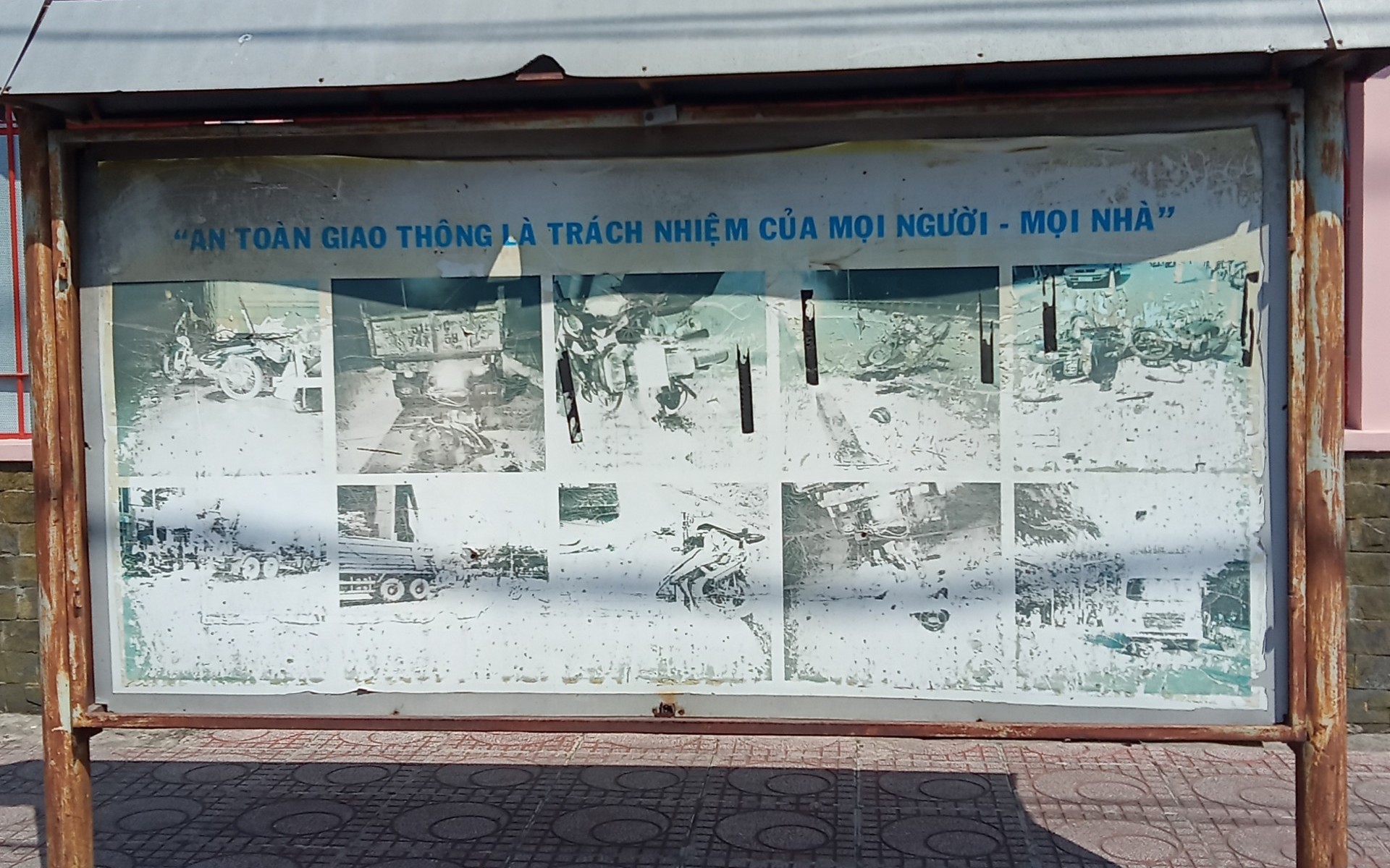 Bảng hiệu nhếch nhác