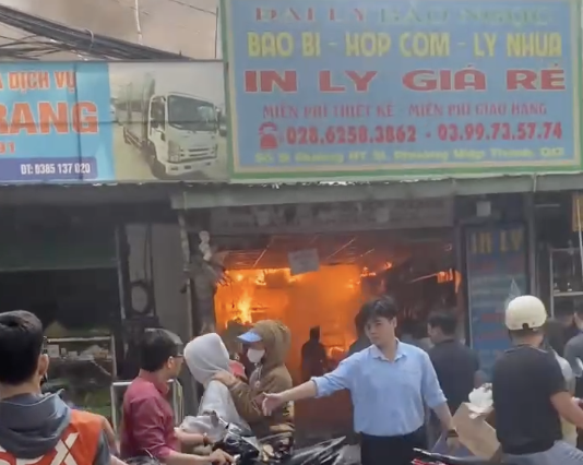 Cháy lớn ở đối diện tu viện Vĩnh Nghiêm, TPHCM - Ảnh 3.