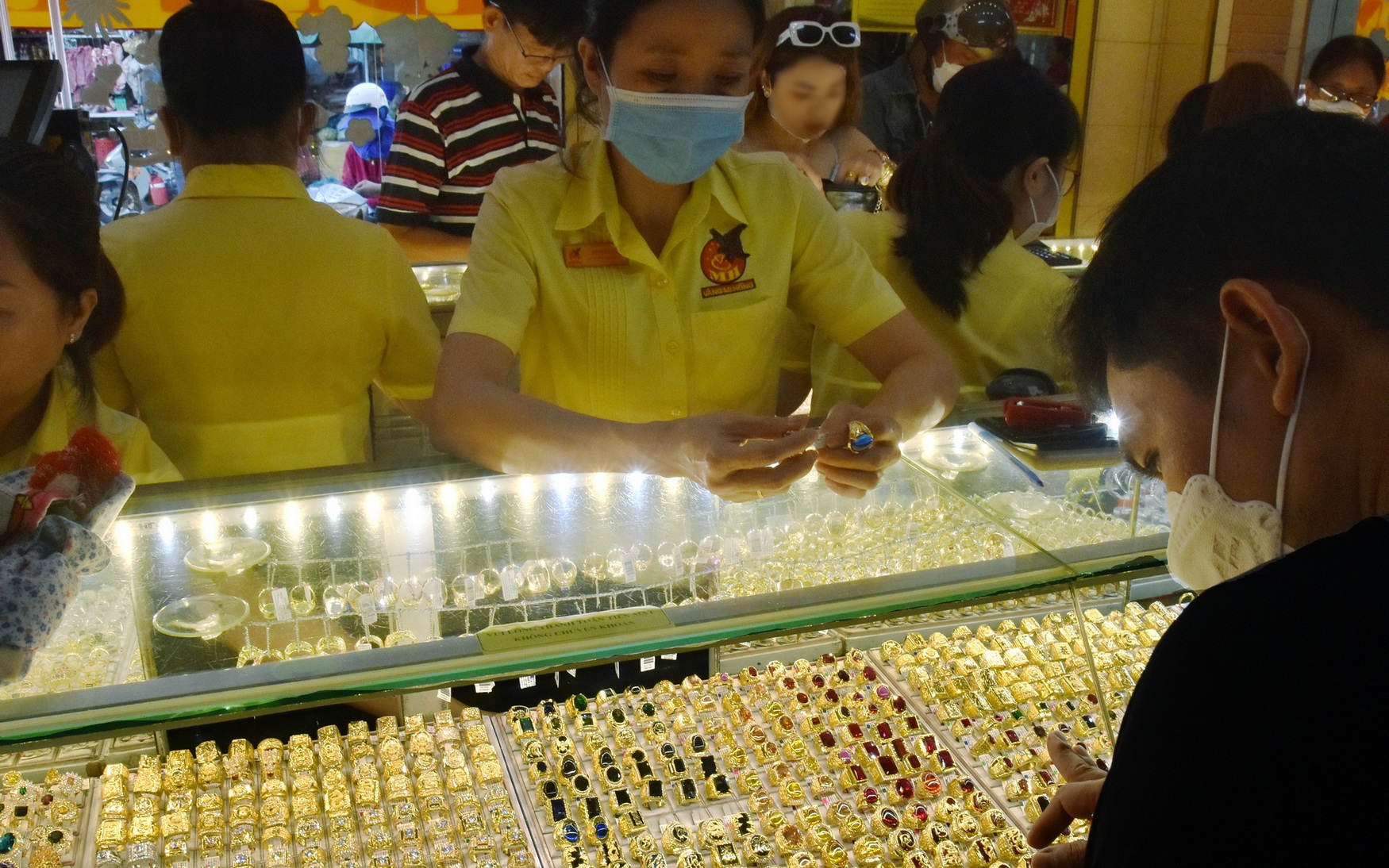 Bảo Tín Minh Châu, SJC, PNJ đồng loạt giảm mạnh giá vàng miếng SJC và vàng nhẫn trơn - Ảnh 1.