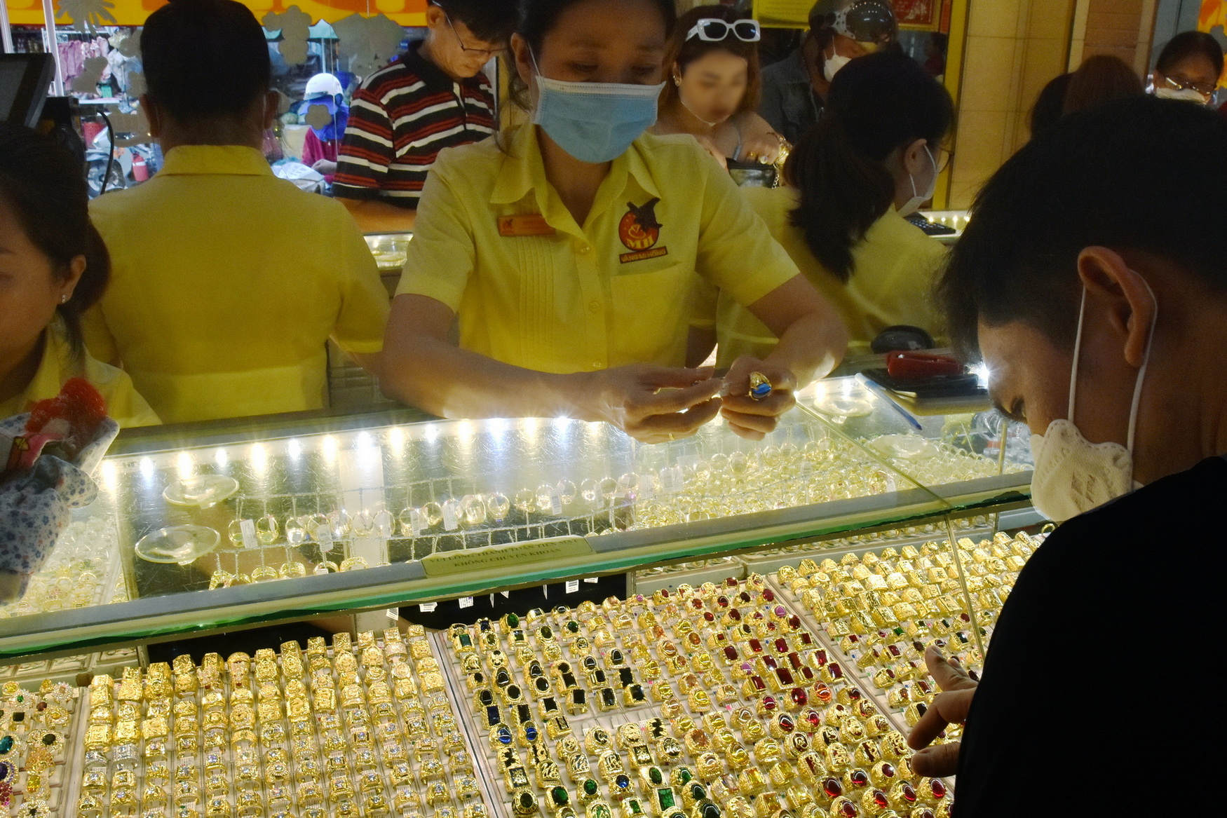 Giá vàng hôm nay, 27-3: Vàng thế giới giảm 135 USD - Ảnh 1.