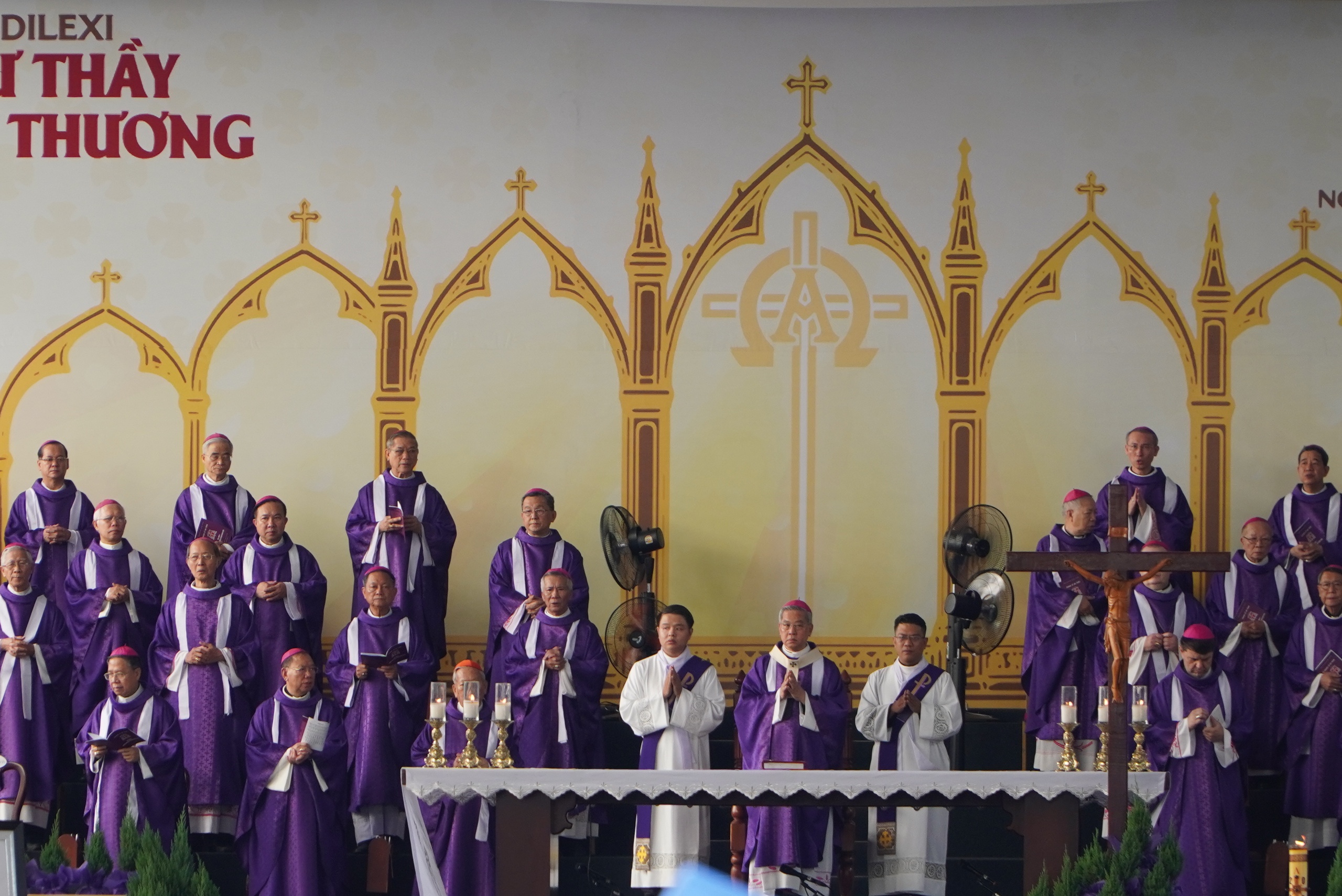 H&agrave;ng ng&agrave;n người dự Th&aacute;nh lễ An t&aacute;ng Đức Hồng y Gioan Baotixita Phạm Minh Mẫn - Ảnh 13.
