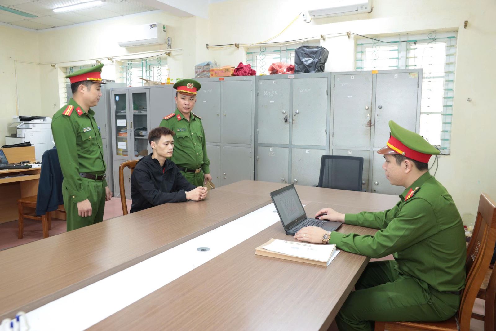 Kịp thời bắt giữ đối tượng trộm cắp tiền và vàng trên xe ô tô - Ảnh 1.
