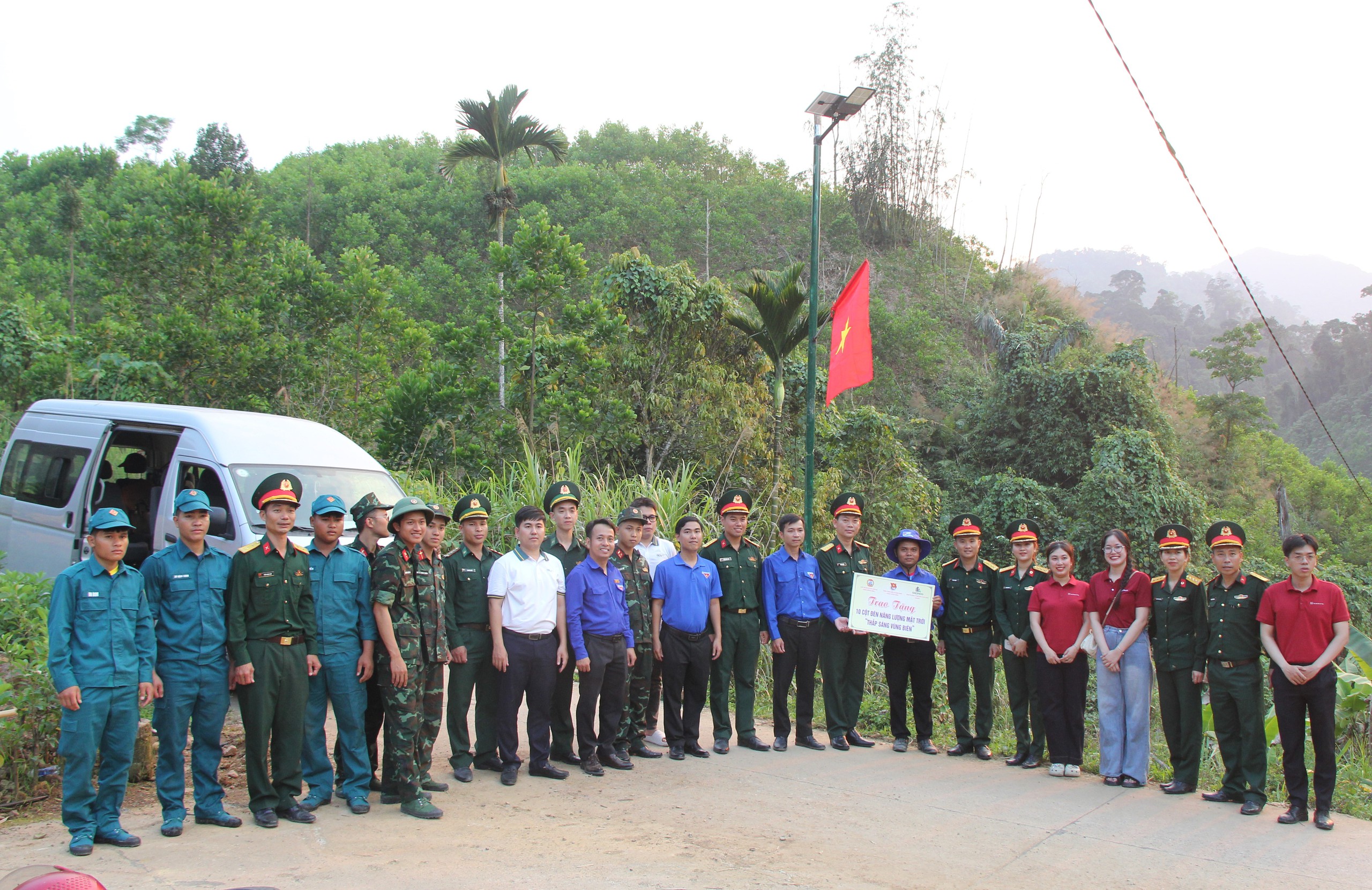 Đồng h&agrave;nh chương tr&igrave;nh "Th&aacute;ng ba bi&ecirc;n giới", x&acirc;y dựng "Đường cờ Tổ quốc" - Ảnh 1.