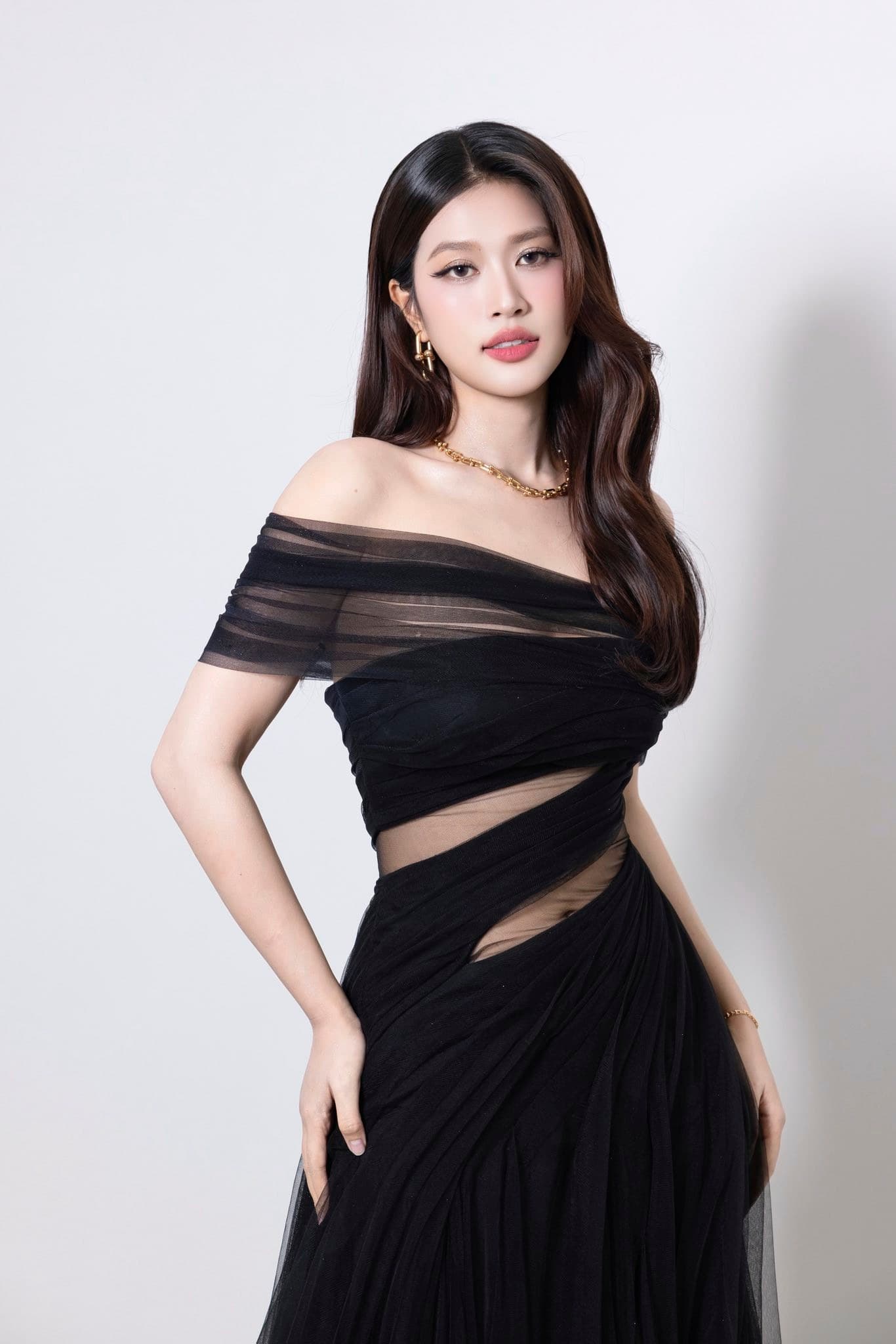Hoa hậu Đo&agrave;n Thi&ecirc;n &Acirc;n: Từ vương miện đến vai diễn nặng k&yacute; &ndash; h&agrave;nh tr&igrave;nh bước ra khỏi v&ugrave;ng an to&agrave;n  - Ảnh 2.