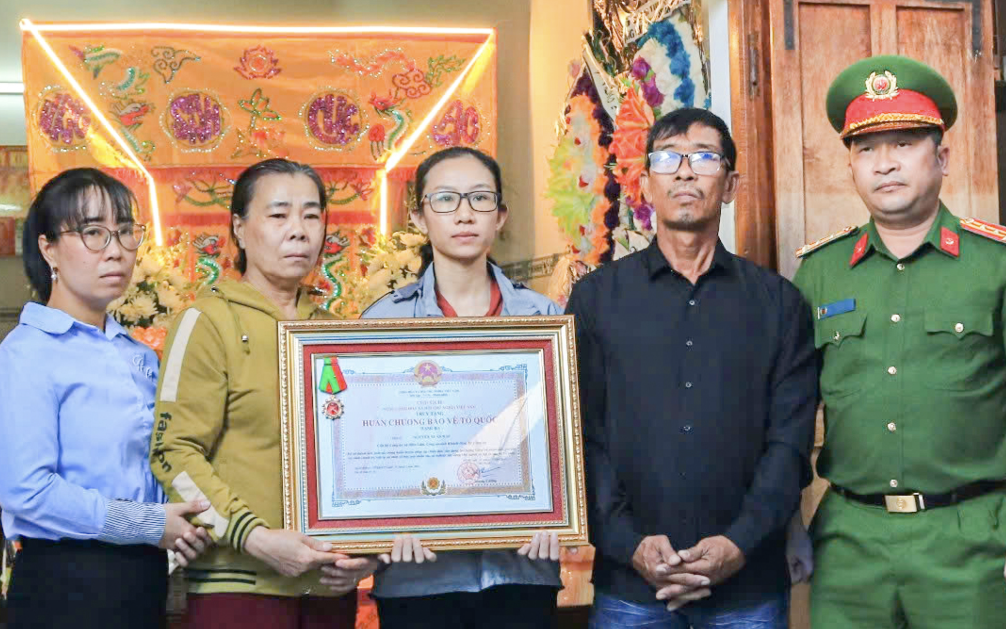 Truy tặng Huân chương Bảo vệ Tổ quốc hạng ba cho công an xã hy sinh đấu tranh với "cát tặc"