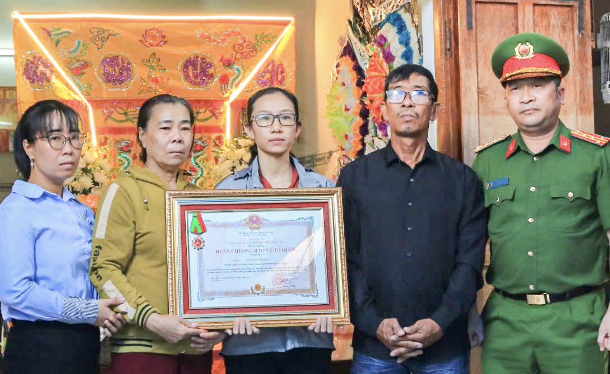 Truy tặng Hu&acirc;n chương Bảo vệ Tổ quốc hạng ba cho c&ocirc;ng an x&atilde; hi sinh đấu tranh với "c&aacute;t tặc" - Ảnh 1.