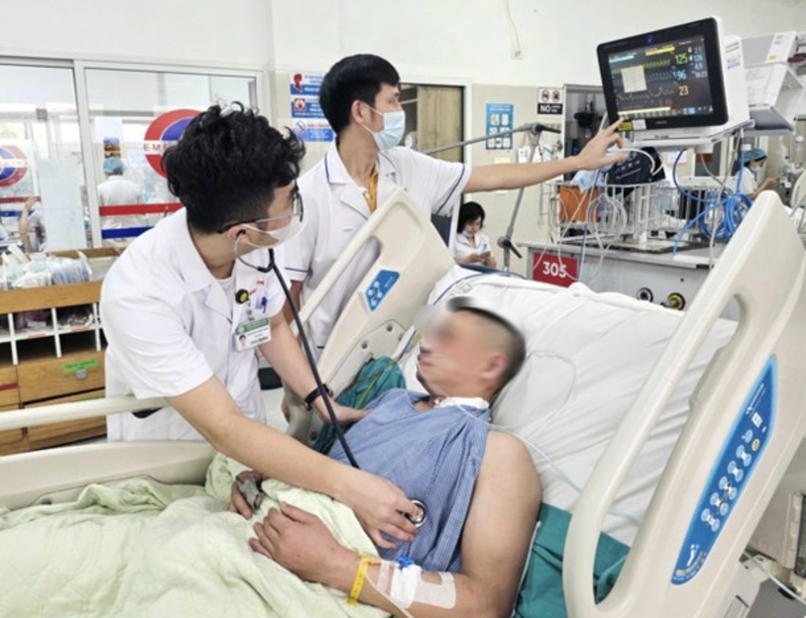 VIDEO: Chờ x&eacute;t nghiệm sau khi đi bộ v&agrave;o bệnh viện kh&aacute;m, người đ&agrave;n &ocirc;ng đột ngột ngừng tim - Ảnh 1.