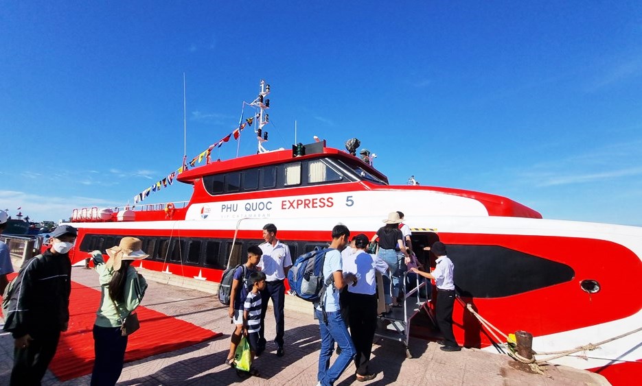 T&agrave;u cao tốc Ph&uacute; Quốc giảm "sốc" gi&aacute; v&eacute; khi hoạt động lại tuyến Sa Kỳ - L&yacute; Sơn - Ảnh 1.