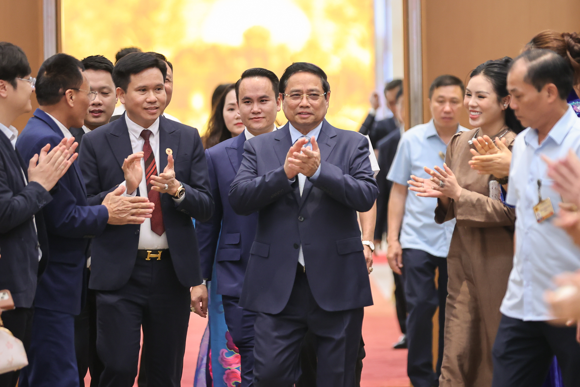 Thủ tướng: Dưa các hộ kinh doanh trở thành doanh nghiệp - Ảnh 1.
