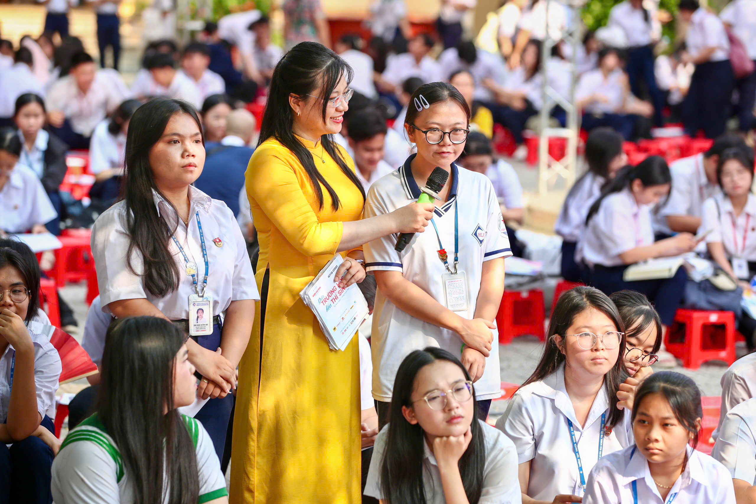 Chương trình "Đưa trường học đến thí sinh" giải đáp thắc mắc cho học sinh Đắk Lắk - Ảnh 2.