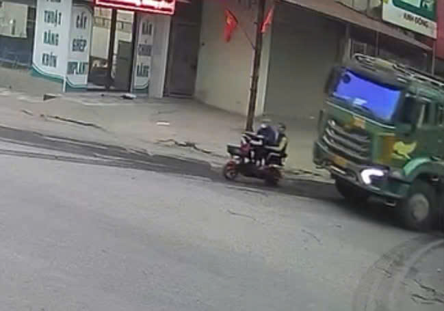 Khởi tố t&agrave;i xế sử dụng điện thoại, điều khiển xe &ocirc; t&ocirc; g&acirc;y tai nạn khiến 2 người tử vong - Ảnh 1.