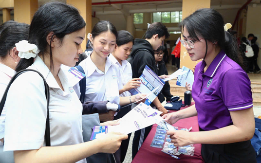 Phiên đấu giá gây quỹ gần 500 triệu tại ULAW có gì đặc biệt? - Ảnh 7.