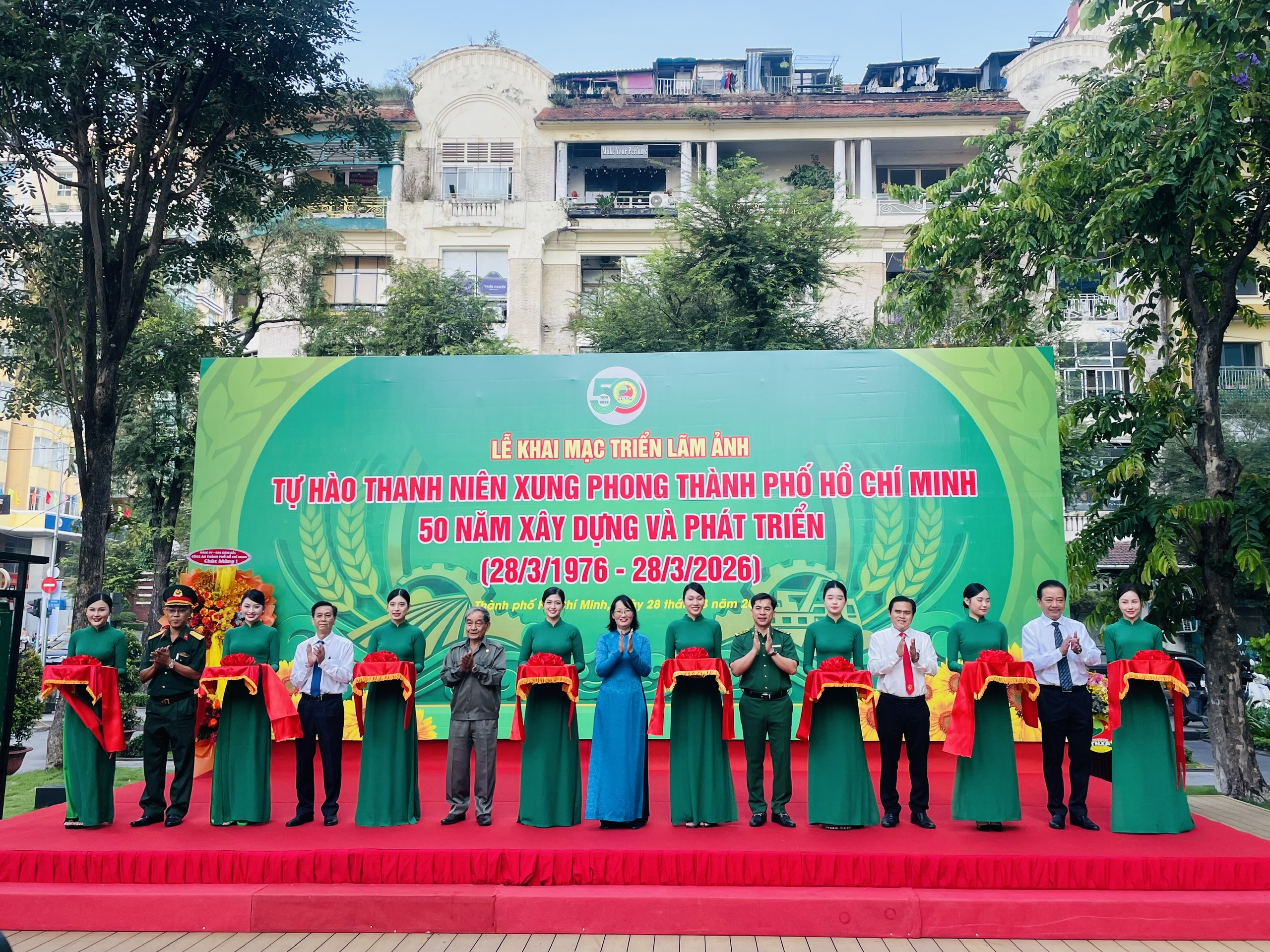 Khai mạc triển l&atilde;m ảnh "Tự h&agrave;o Thanh ni&ecirc;n xung phong TPHCM 50 năm x&acirc;y dựng v&agrave; ph&aacute;t triển" - Ảnh 2.
