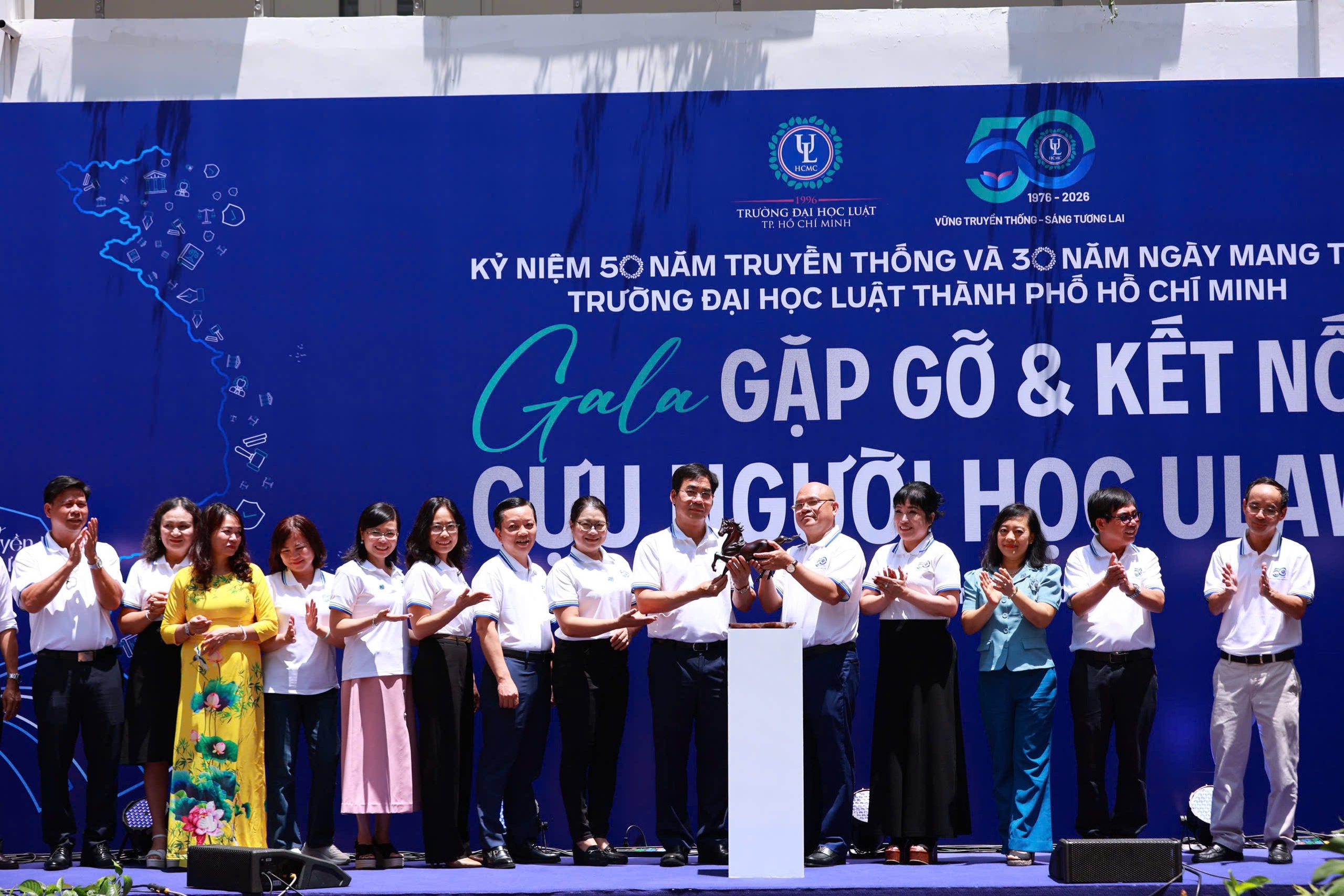 Phiên đấu giá gây quỹ gần 500 triệu tại ULAW có gì đặc biệt? - Ảnh 5.