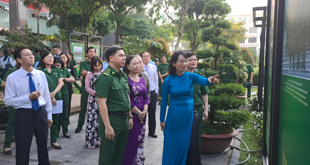 Khai mạc triển l&atilde;m ảnh "Tự h&agrave;o Thanh ni&ecirc;n xung phong TPHCM 50 năm x&acirc;y dựng v&agrave; ph&aacute;t triển" - Ảnh 3.