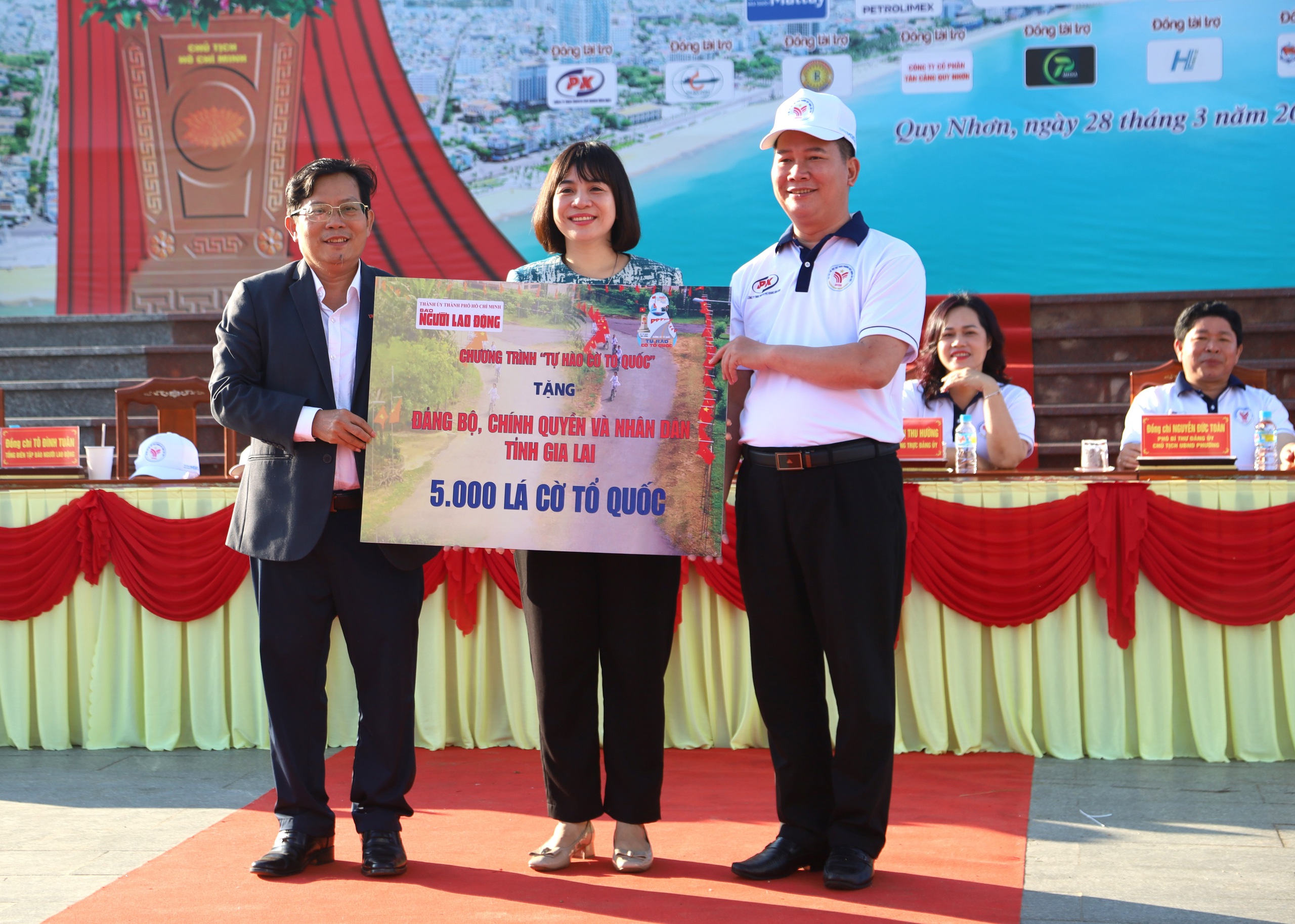 B&aacute;o Người Lao Động tặng 5 . 000 L&aacute; cờ Tổ quốc cho tỉnh Gia Lai năm 2026 - Ảnh 1.