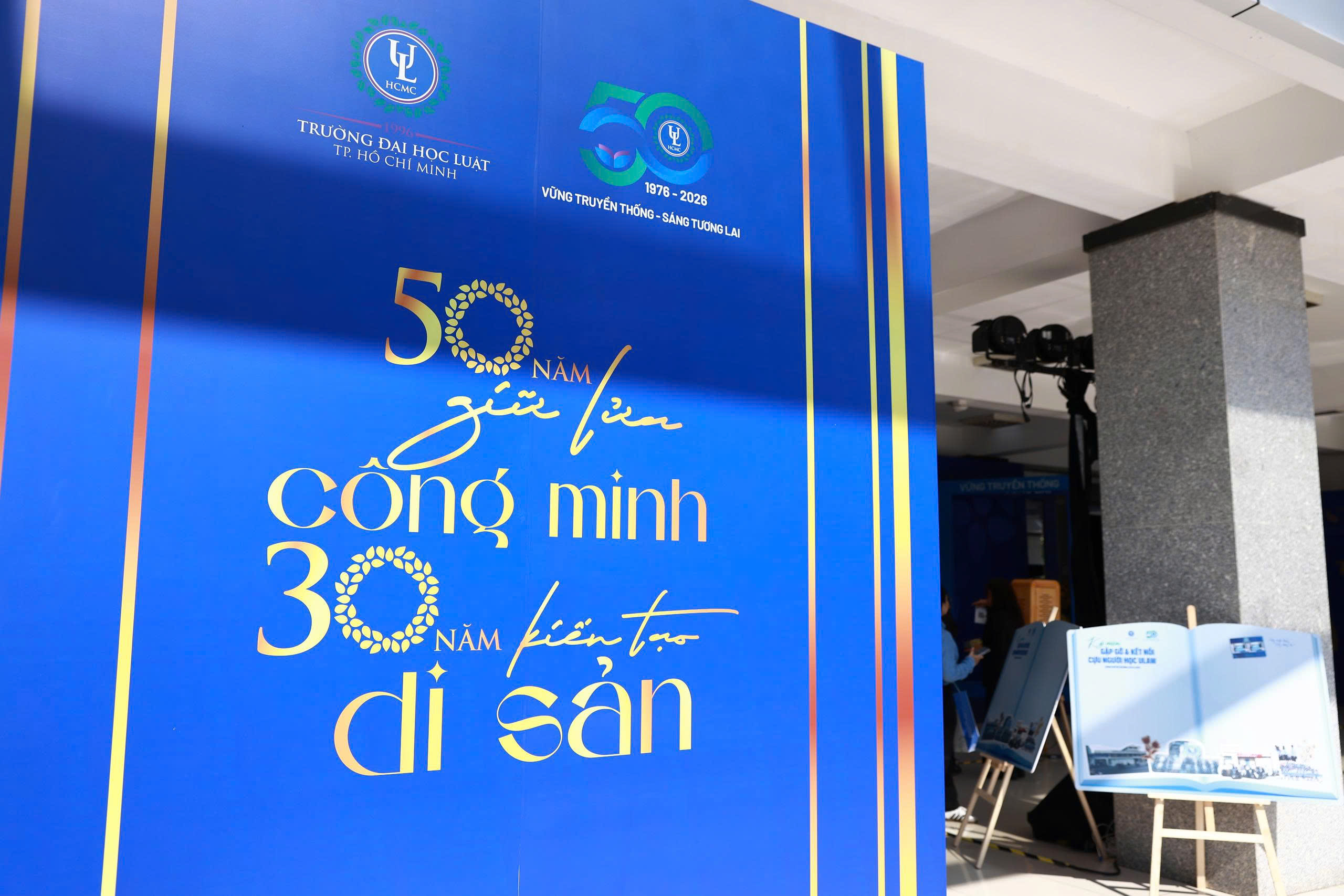 Phiên đấu giá gây quỹ gần 500 triệu tại ULAW có gì đặc biệt? - Ảnh 4.