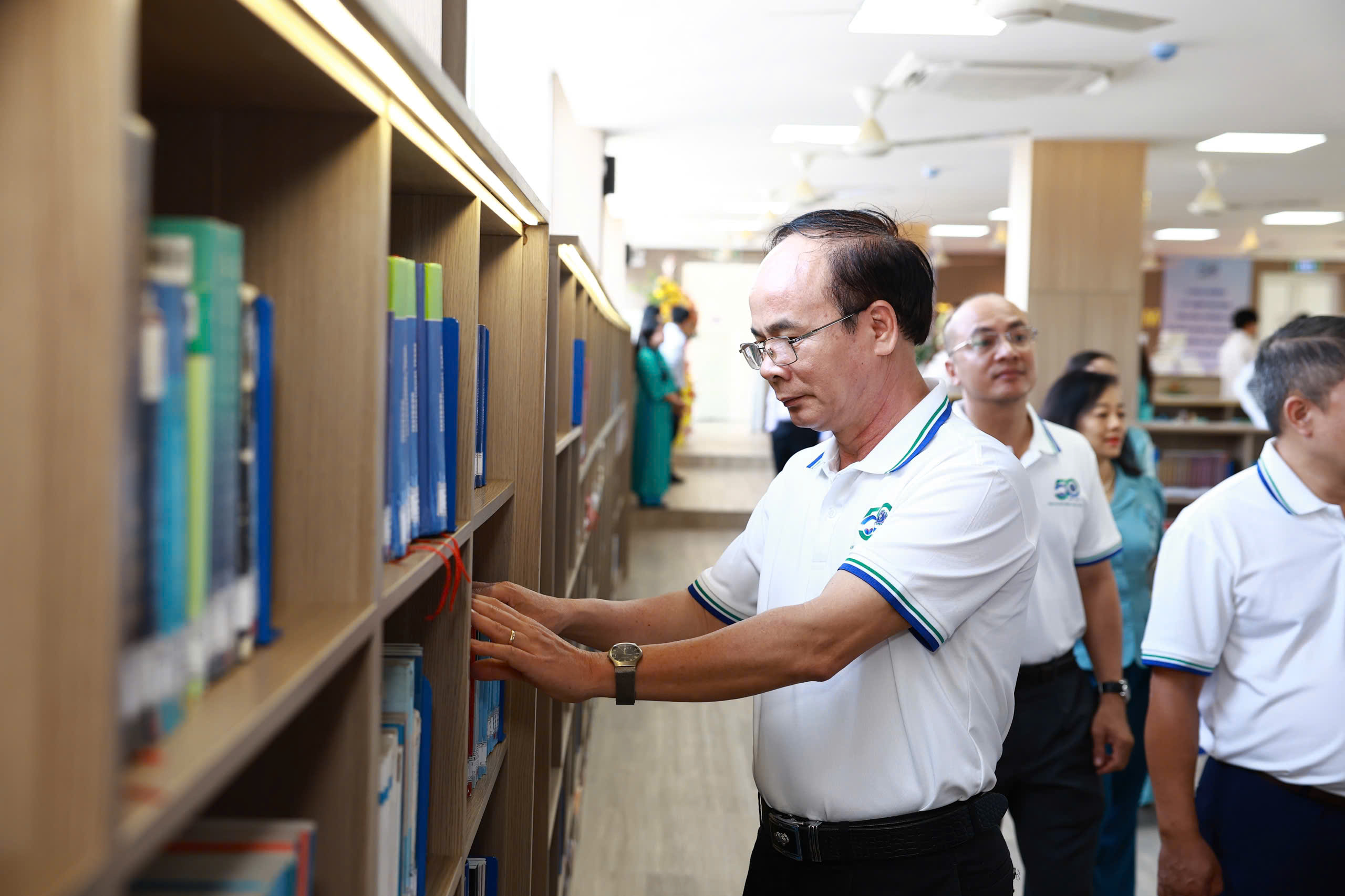 Phiên đấu giá gây quỹ gần 500 triệu tại ULAW có gì đặc biệt? - Ảnh 8.