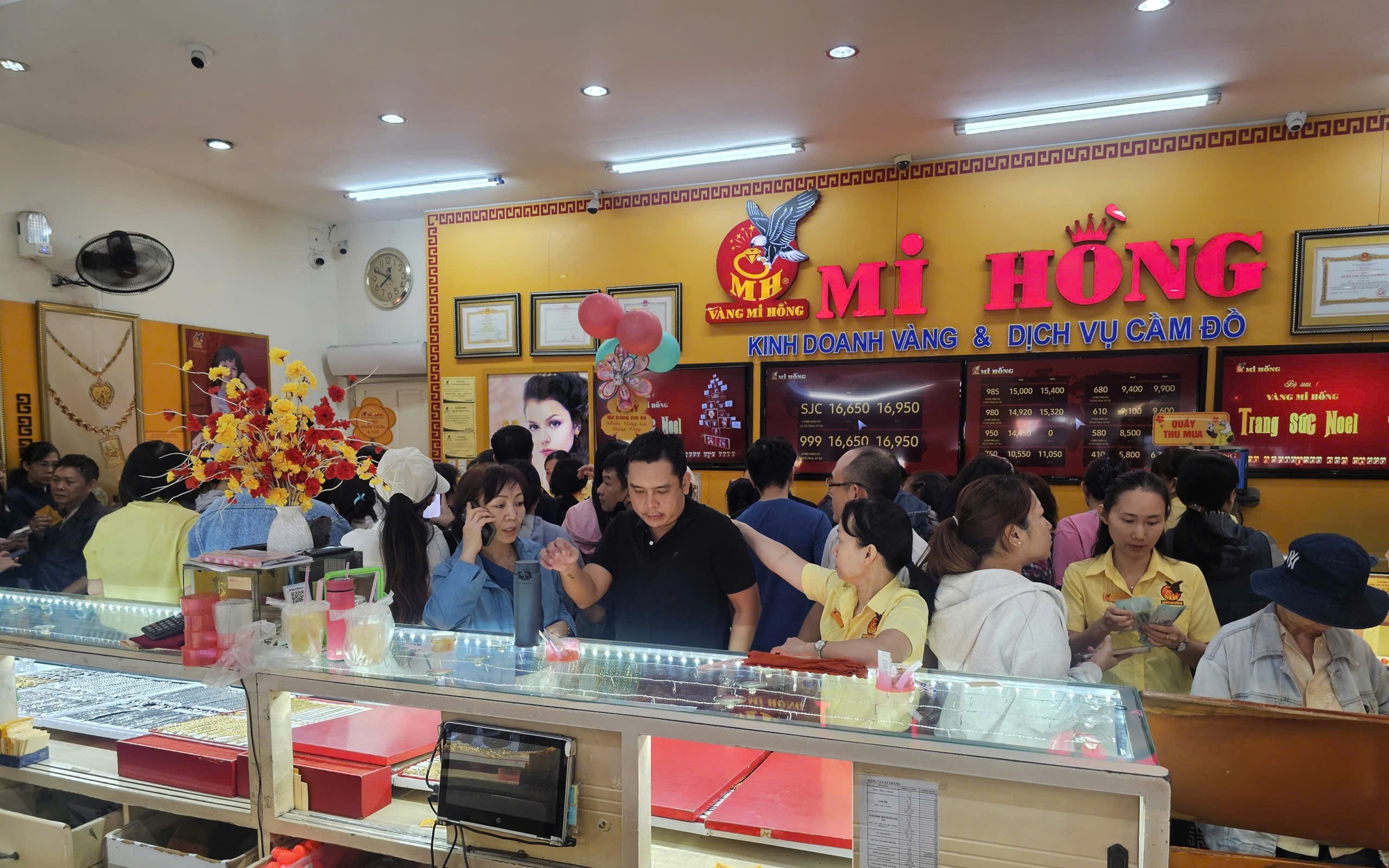 Giá vàng hôm nay 30 - 3 giảm mạnh tại Bảo Tín Minh Châu và SJC - Ảnh 1.