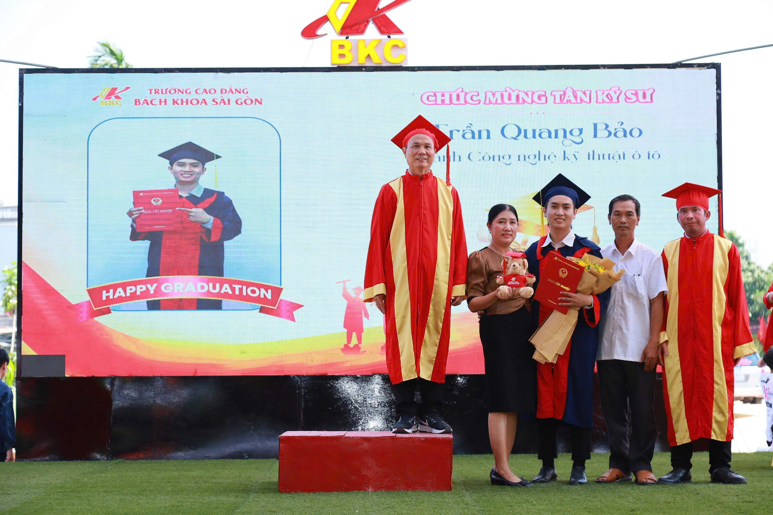 Th&agrave;nh c&ocirc;ng lớn nhất l&agrave; trở th&agrave;nh tự h&agrave;o của cha mẹ - Ảnh 2.