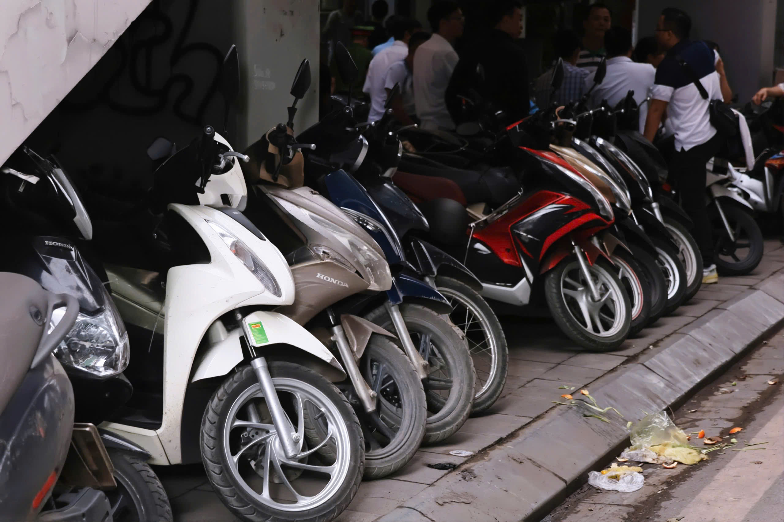 T&igrave;nh trạng b&atilde;i giữ xe tr&aacute;i ph&eacute;p Dưới gầm nh&agrave; ga C&aacute;t Linh - H&agrave; Đ&ocirc;ng đang gia tăng - Ảnh 7.