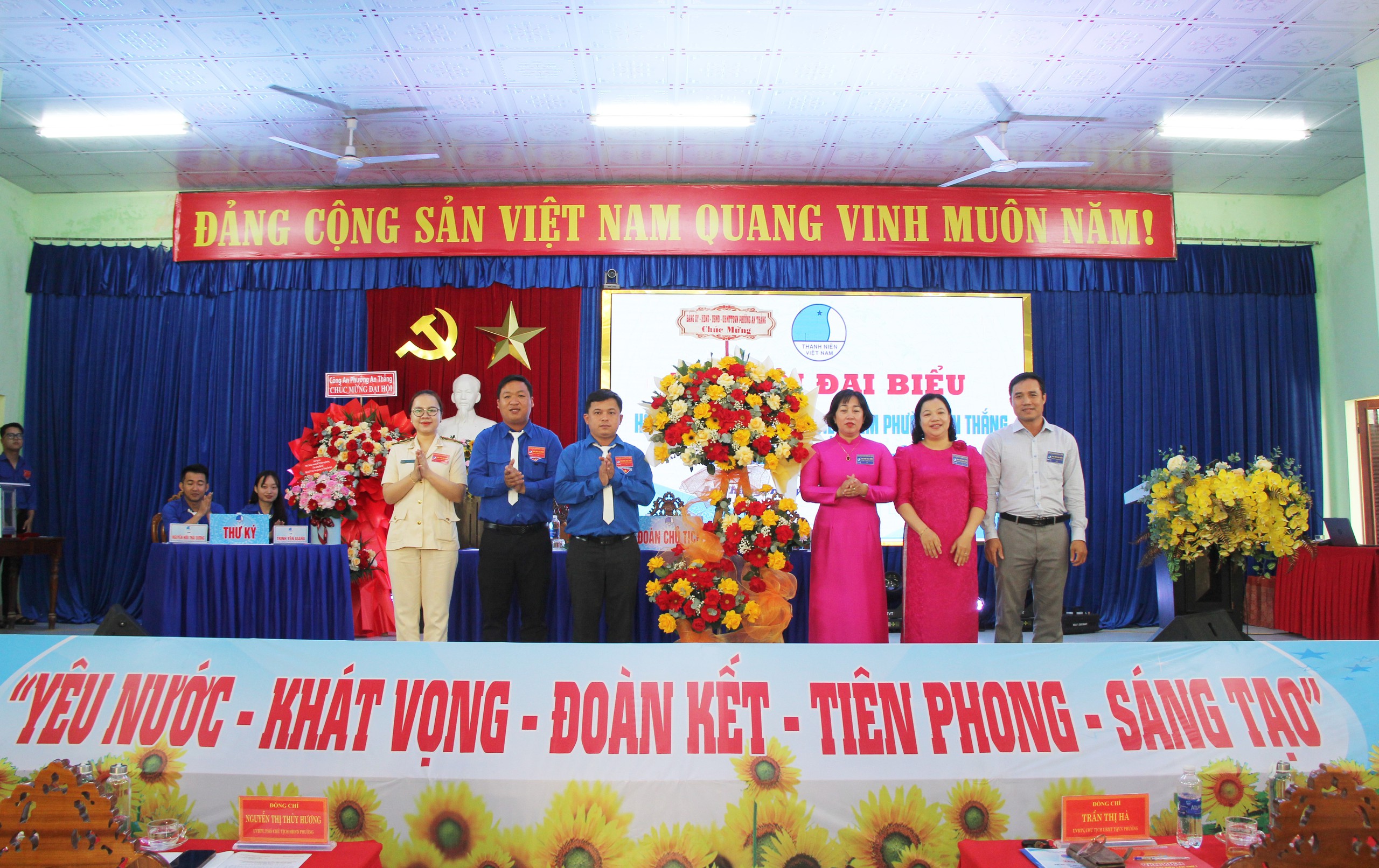 Đoàn Báo Người Lao Động trao 2 tivi hỗ trợ học tập tại Đà Nẵng - Ảnh 2.