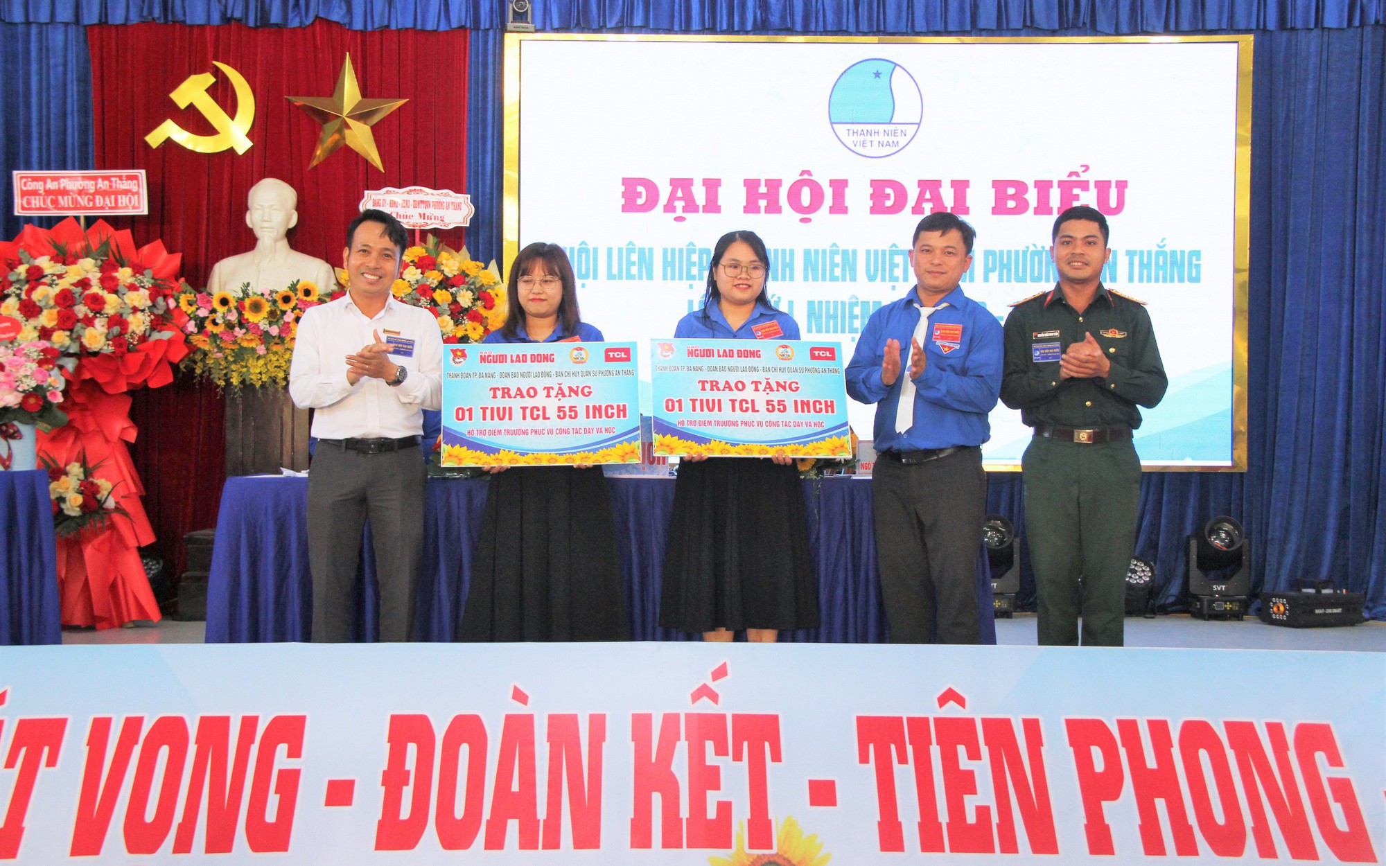 Đoàn Báo Người Lao Động trao 2 tivi hỗ trợ học tập tại Đà Nẵng