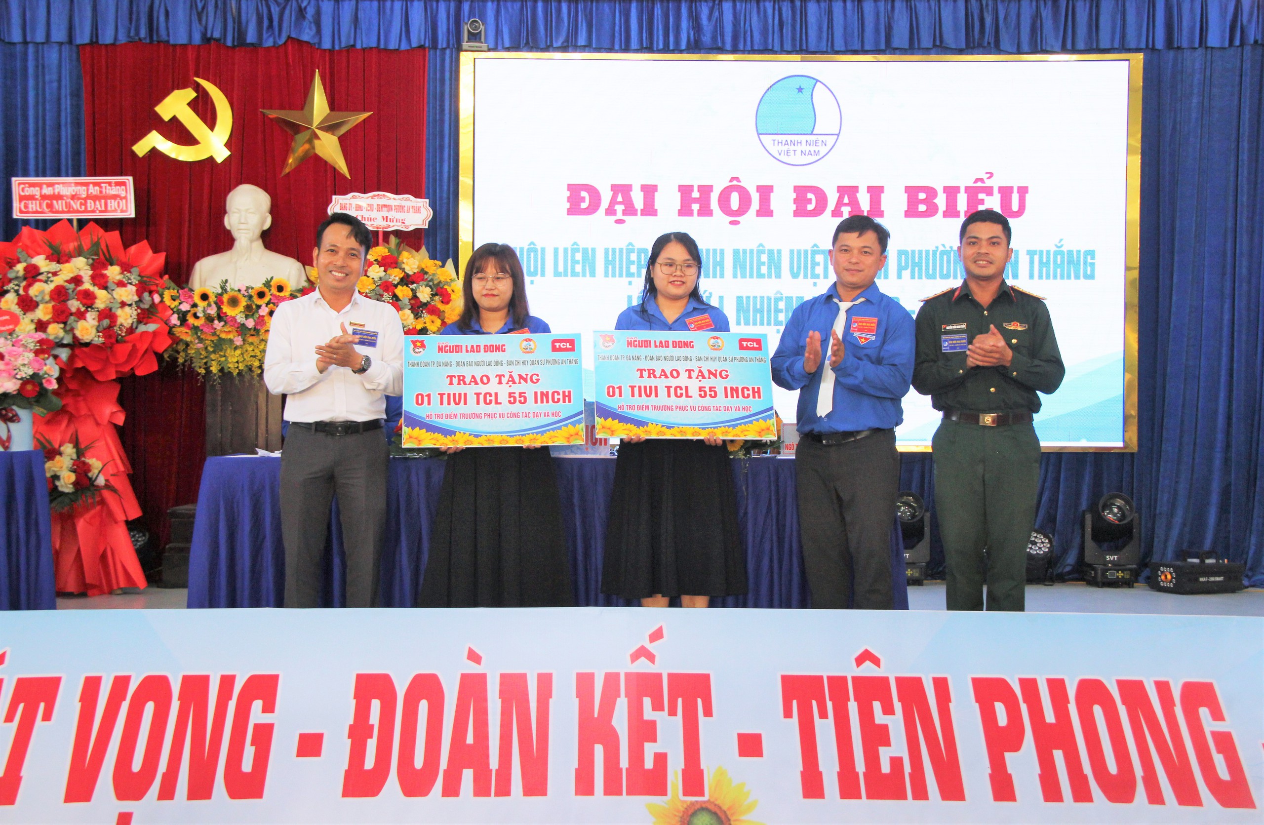 Đoàn Báo Người Lao Động trao 2 tivi hỗ trợ học tập tại Đà Nẵng - Ảnh 1.