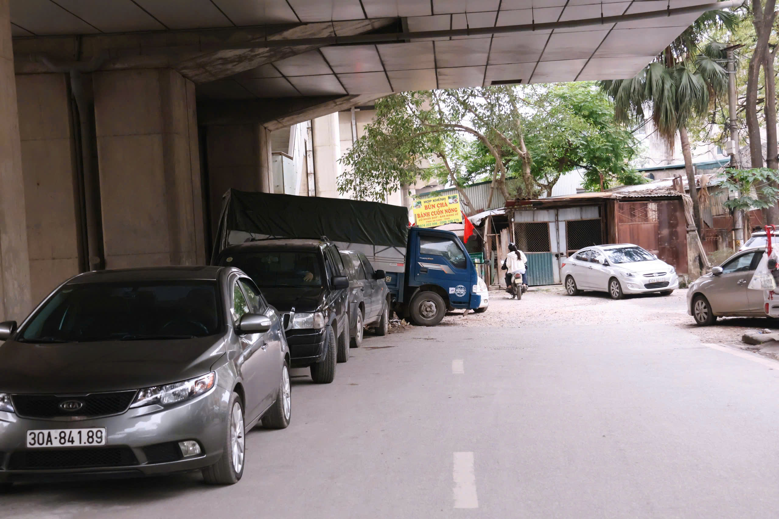 T&igrave;nh trạng b&atilde;i giữ xe tr&aacute;i ph&eacute;p Dưới gầm nh&agrave; ga C&aacute;t Linh - H&agrave; Đ&ocirc;ng đang gia tăng - Ảnh 3.
