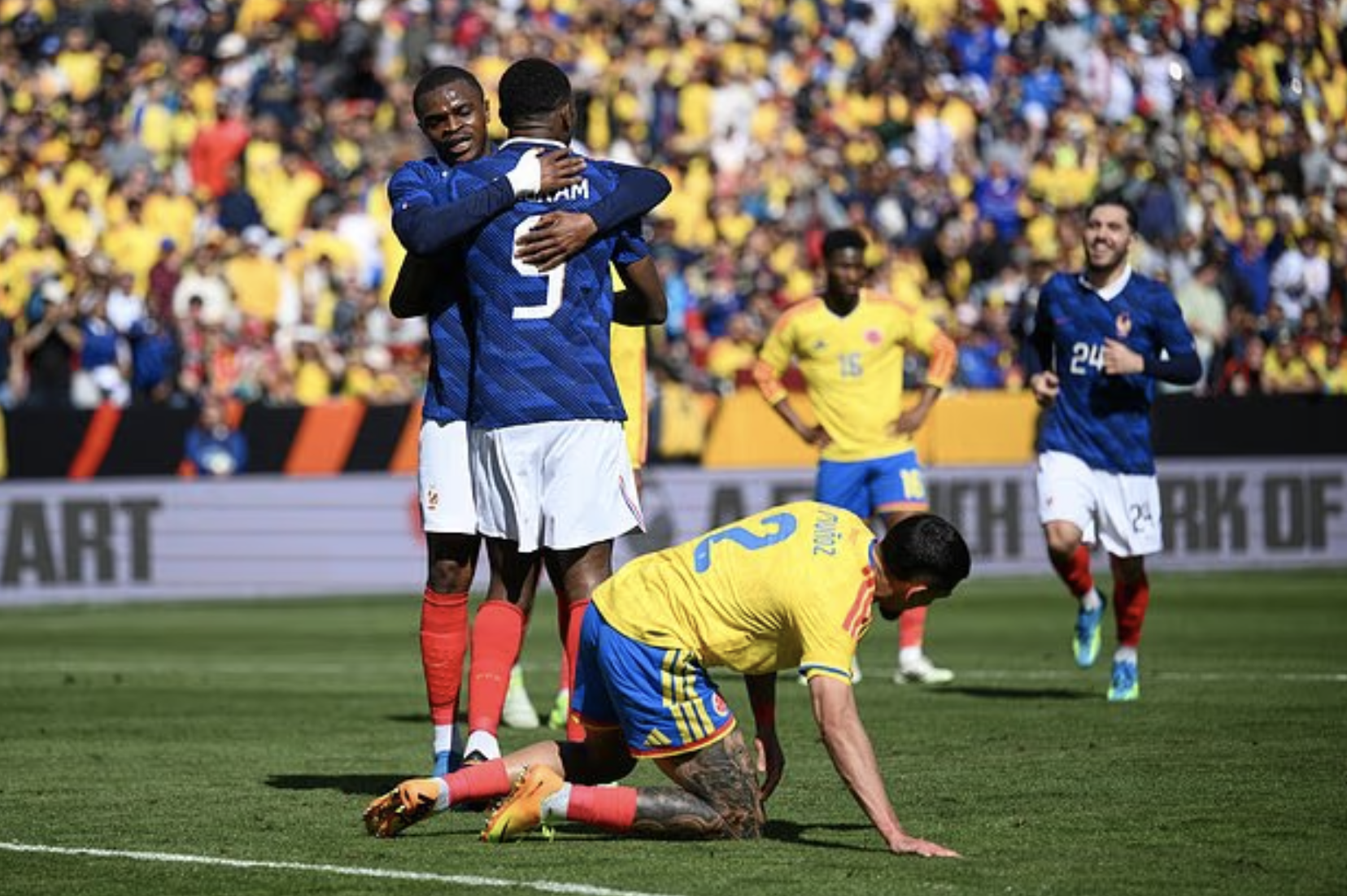 Tuyển Ph&aacute;p thắng v&ugrave;i dập Colombia, thăng hoa FIFA Days - Ảnh 3.