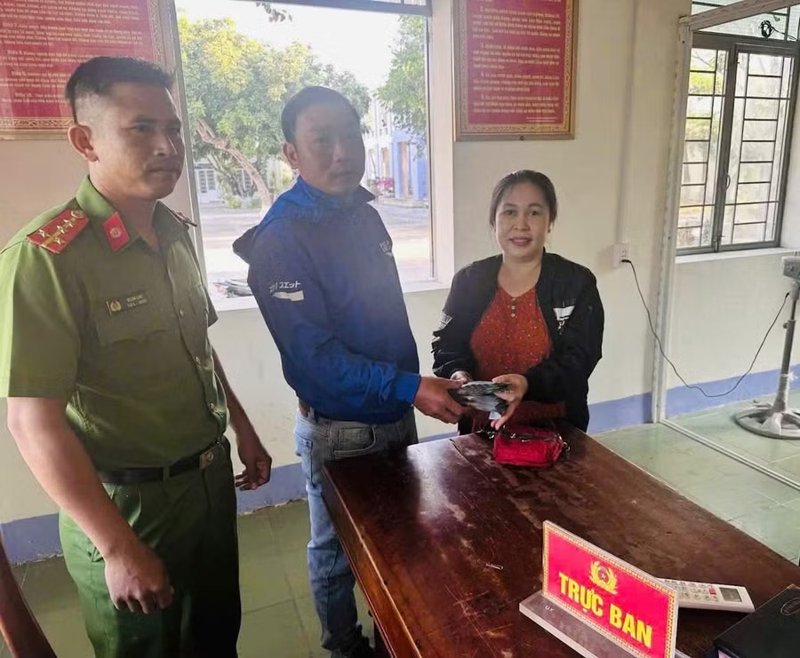 Nhặt được 74 triệu đồng, nh&acirc;n vi&ecirc;n tiếp thị t&igrave;m người trả lại - Ảnh 1.