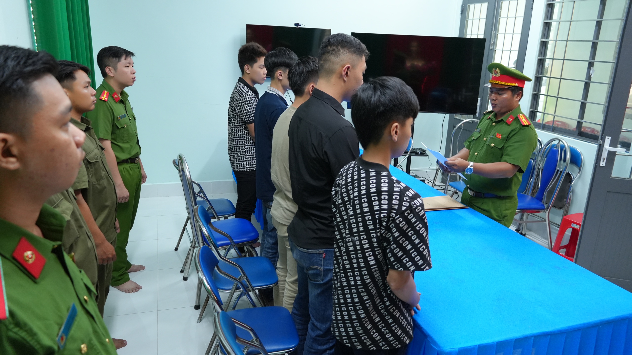 Khởi tố 8 đối tượng hành hung thương lái mua sầu riêng tại Đồng Tháp - Ảnh 1.