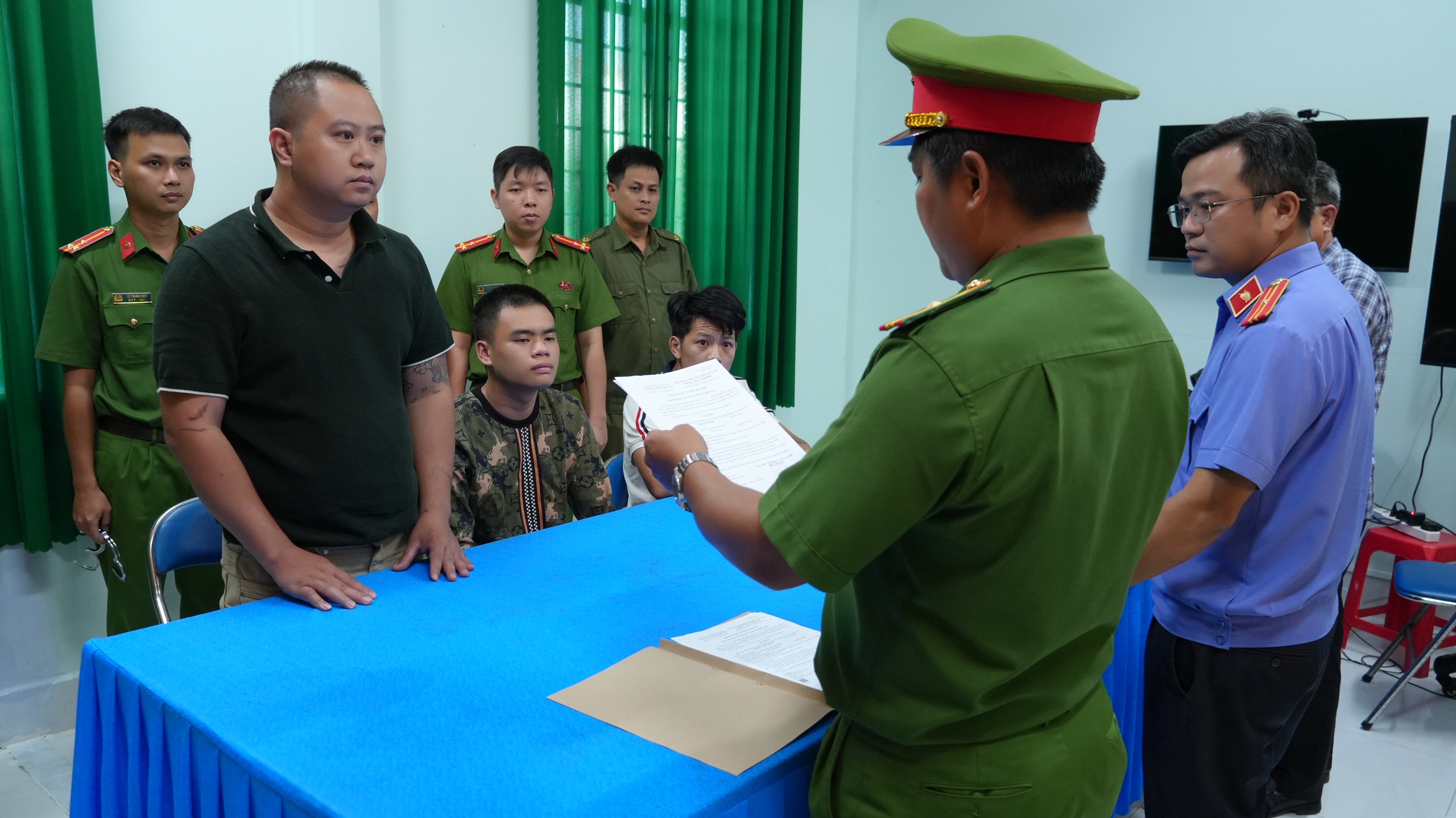 Khởi tố 8 đối tượng hành hung thương lái mua sầu riêng tại Đồng Tháp - Ảnh 2.