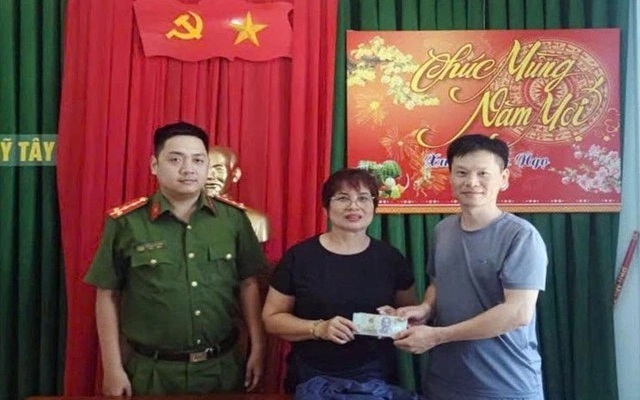 Bỏ quên 32,4 triệu đồng ở quán cơm, diễn biến sau đó thật ấm lòng 