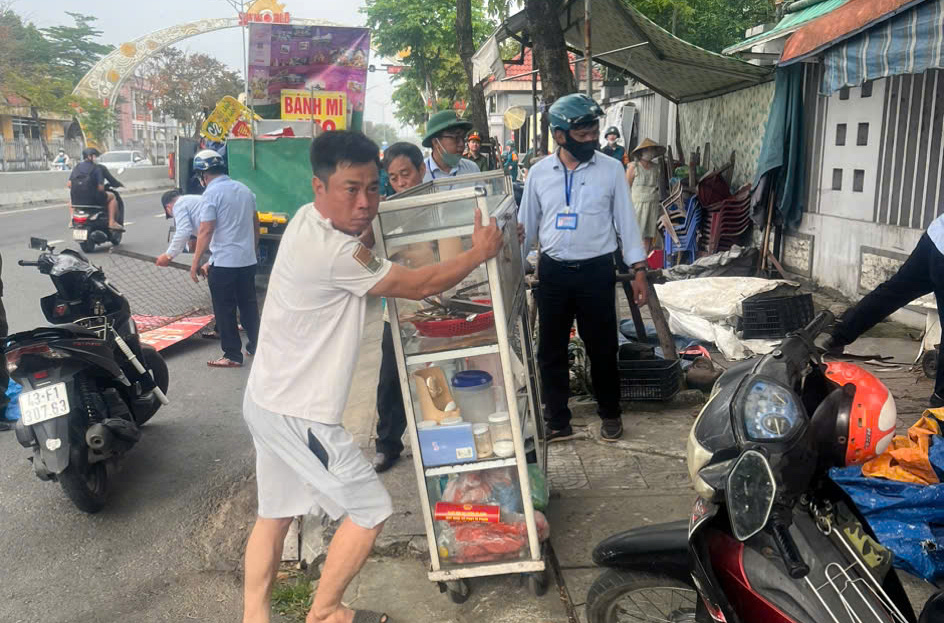 Đà Nẵng ra quân siết trật tự vỉa hè, quyết không "đánh trống bỏ dùi" - Ảnh 4.