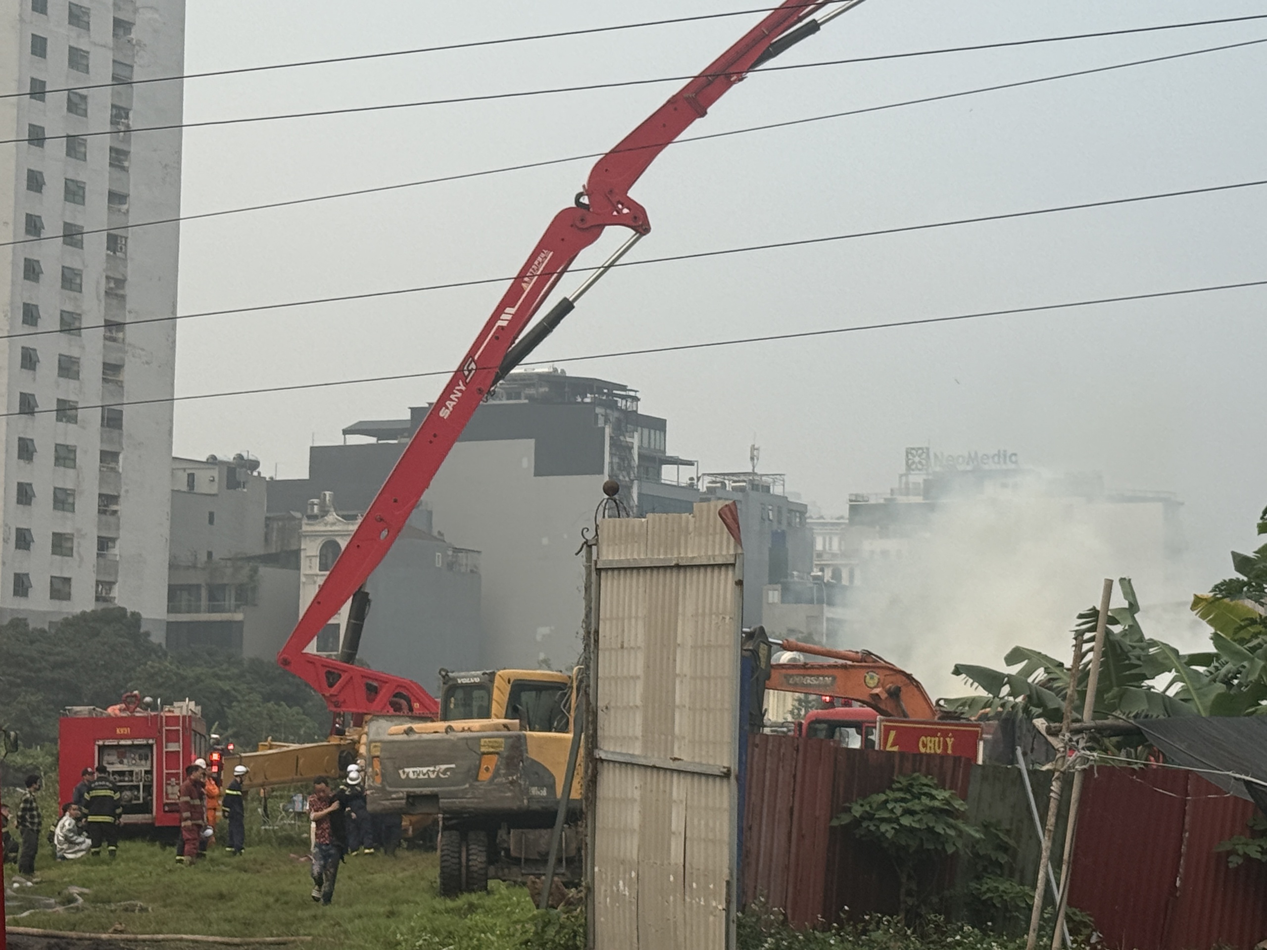 Cháy kho xưởng gỗ dữ dội gần Bệnh viện K Tân Triều , khói bốc cao ngùn ngụt - Ảnh 5.
