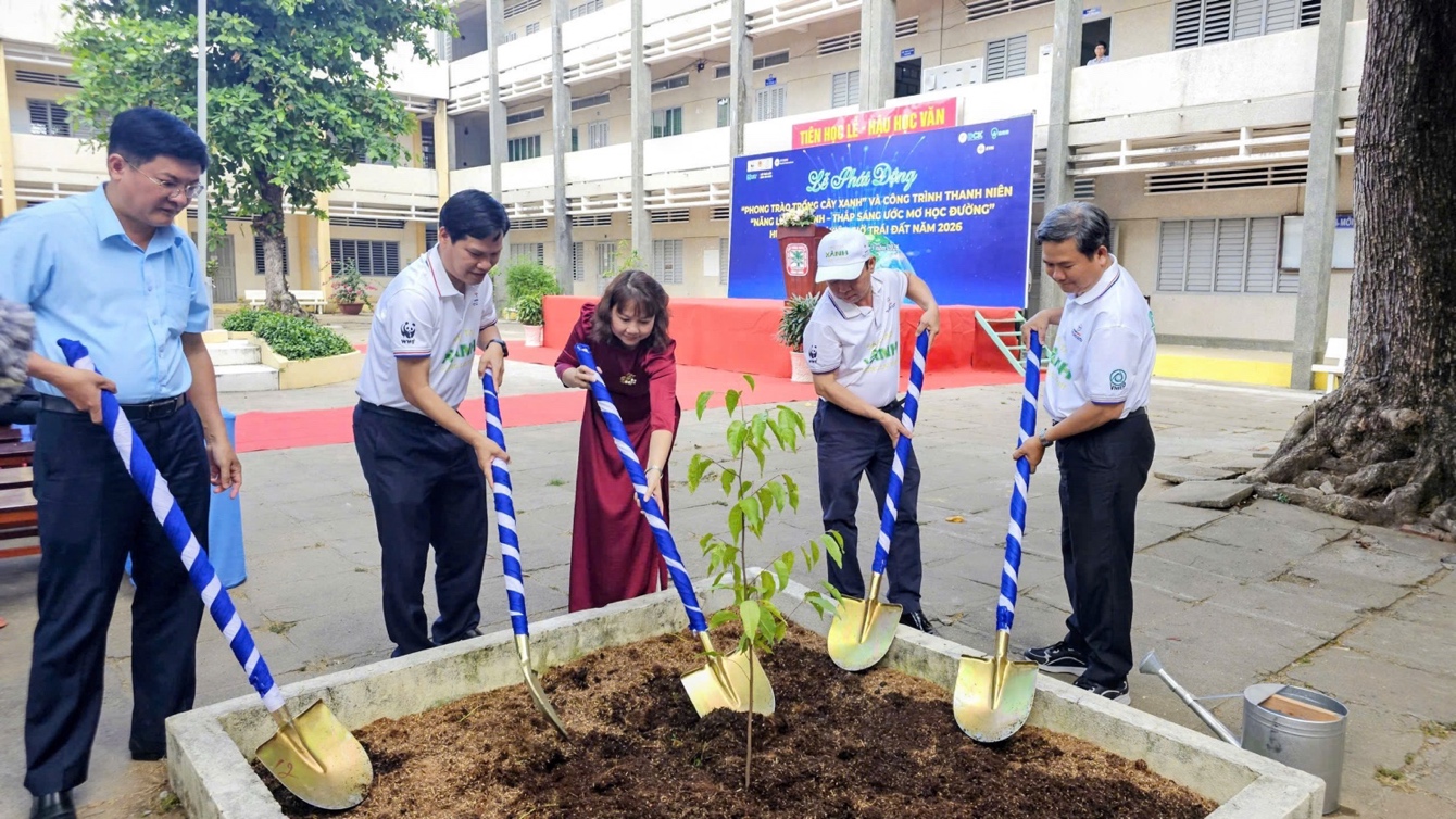 CHÙM ẢNH: Các đơn vị EVNSPC sôi nổi hưởng ứng Chiến dịch Giờ Trái đất 2026 - Ảnh 4.