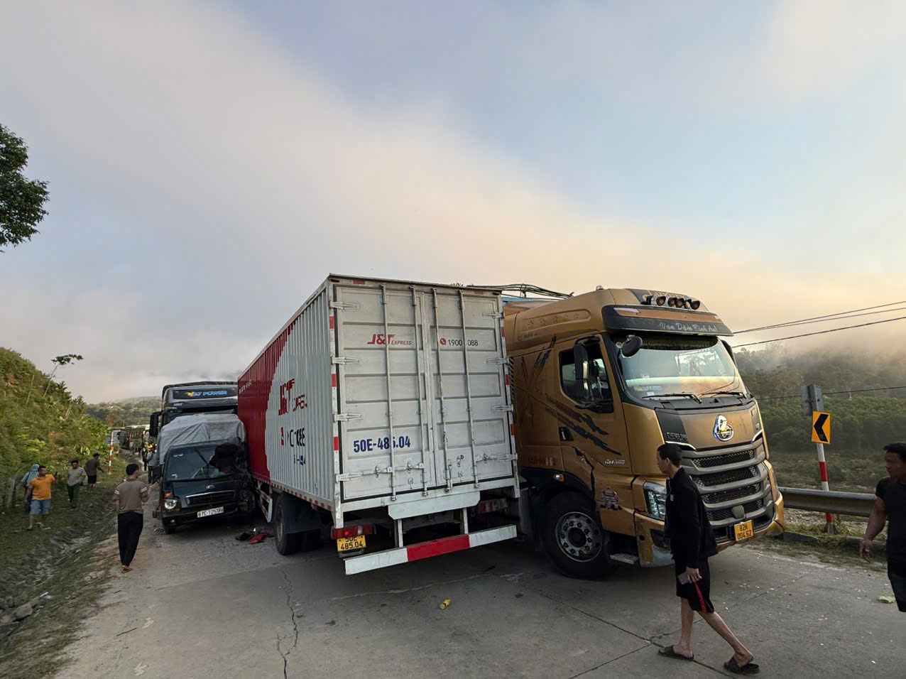 Tai nạn li&ecirc;n ho&agrave;n giữa 4 &ocirc; t&ocirc; g&acirc;y &aacute;ch tắc giao th&ocirc;ng ở Đ&agrave; Nẵng nhiều giờ - Ảnh 2.