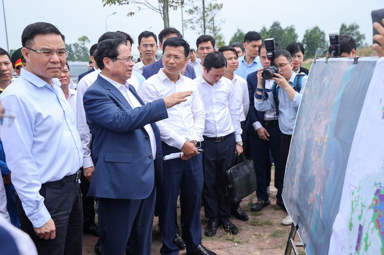 Thủ tướng khảo s&aacute;t địa điểm x&acirc;y dựng kho dầu chiến lược tại Nghi Sơn, Thanh H&oacute;a - Ảnh 1.