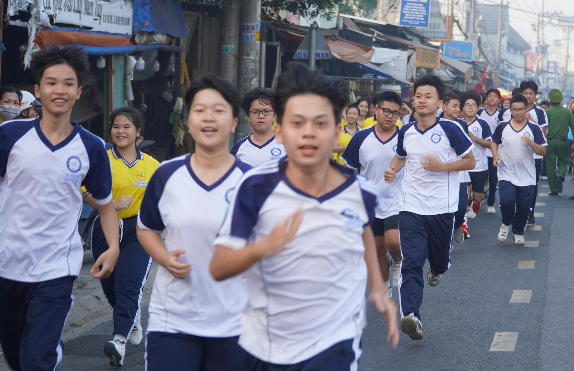 Hơn 600 học sinh, sinh viên xã Hóc Môn "tiếp lửa" Ngày chạy Olympic 2026 - Ảnh 1.