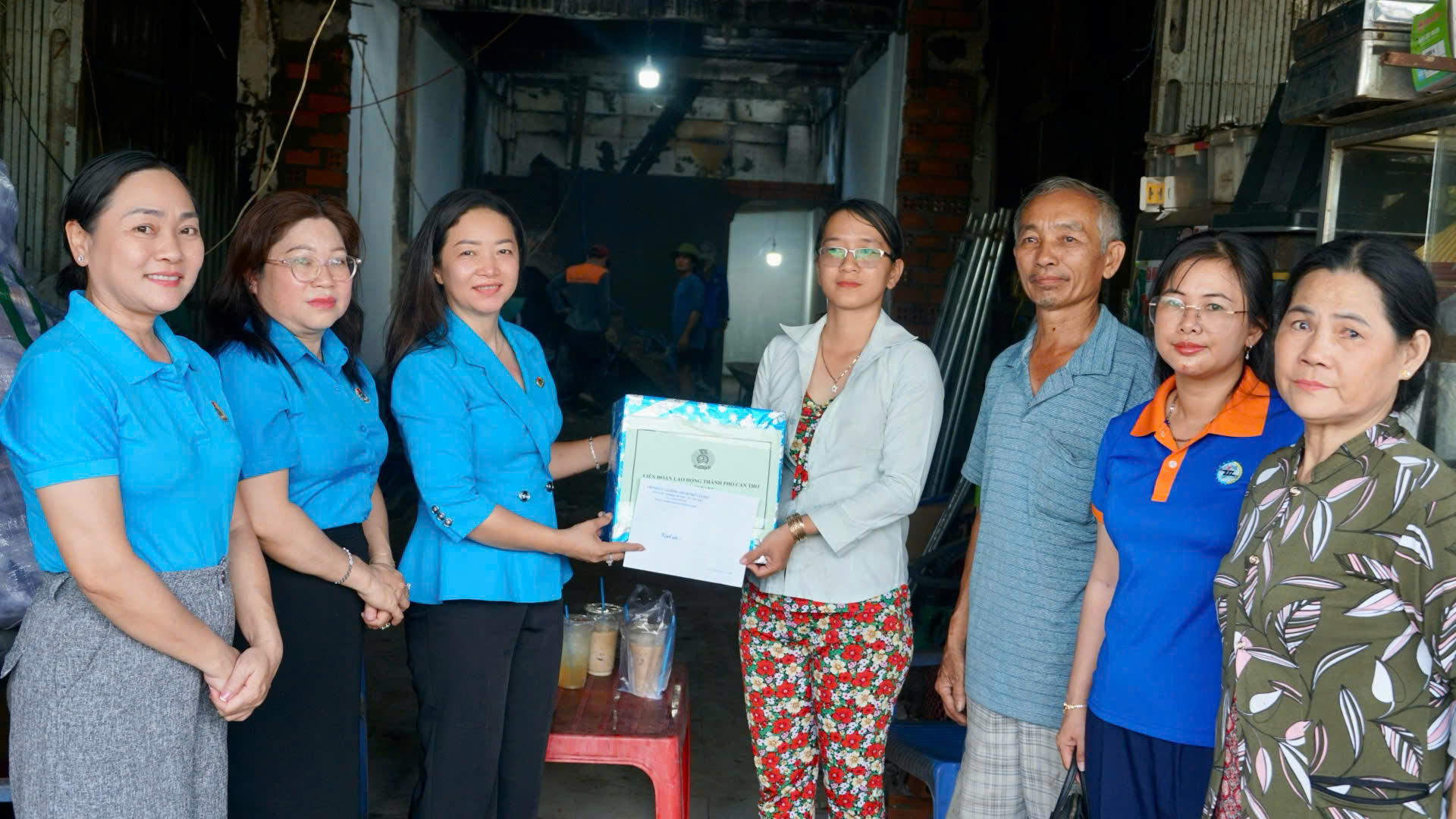 Mất trắng sau 1 đêm do hỏa hoạn, đoàn viên tại Cần Thơ được hỗ trợ kịp thời - Ảnh 1.