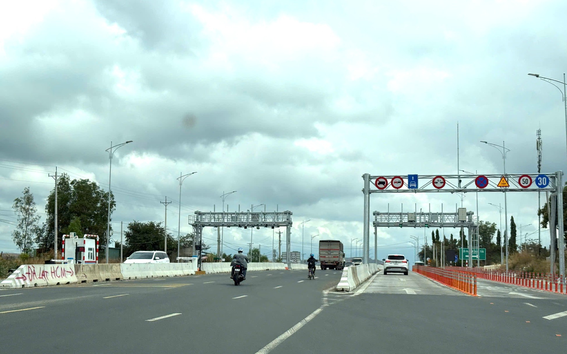 Cao tốc... chưa nhanh!