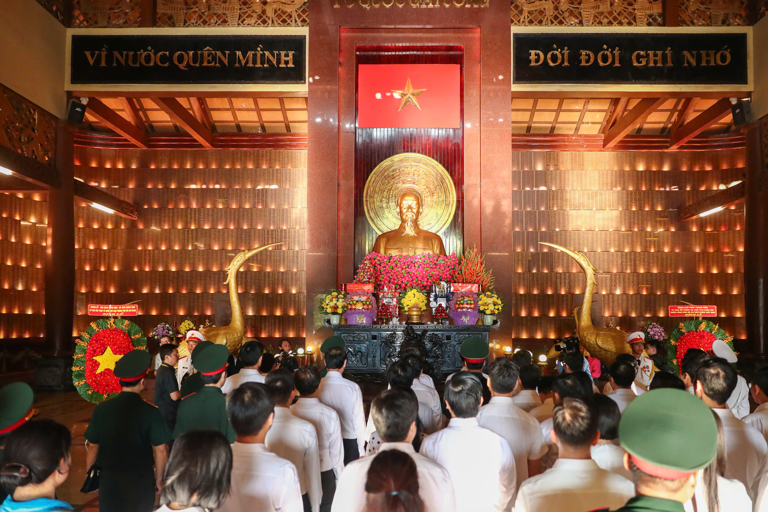 Chủ tịch Quốc hội Trần Thanh Mẫn d&acirc;ng hương tại Đền tưởng niệm Liệt sĩ Bến Dược, TPHCM - Ảnh 5.