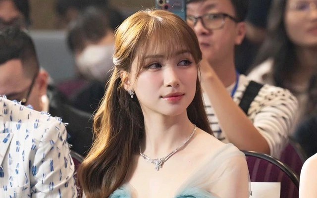Hòa Minzy được fan tặng 6 cây vàng?