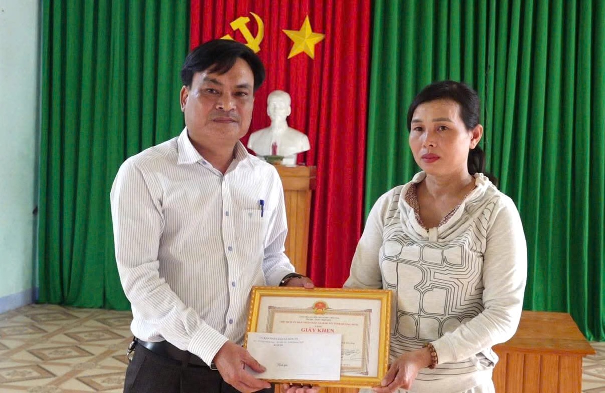 Người phụ nữ dũng cảm cứu 2 thanh niên khỏi chết đuối tại Quảng Ngãi - Ảnh 1.