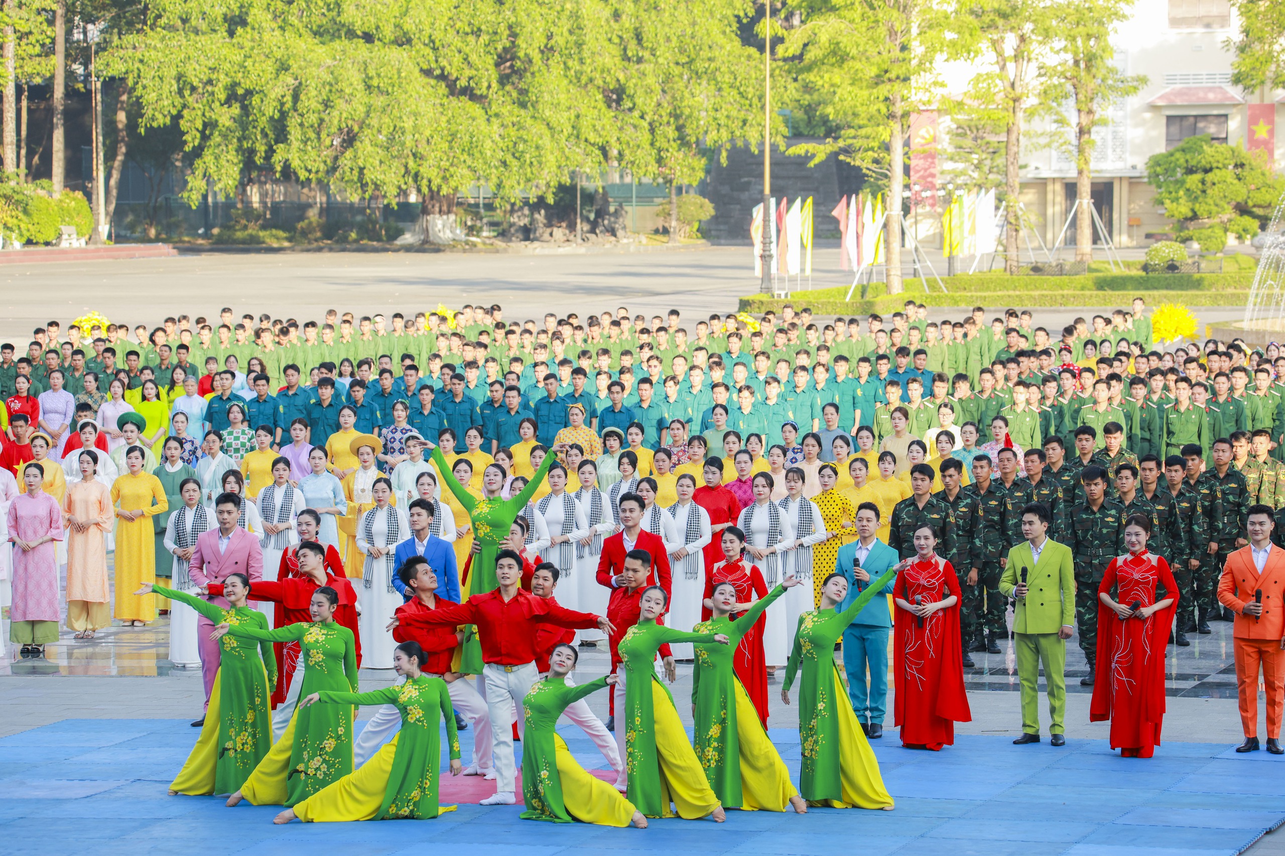 Ấn tượng m&agrave;n đồng diễn "Vững bước dưới cờ Đảng quang vinh" của Qu&acirc;n khu 7 - Ảnh 3.