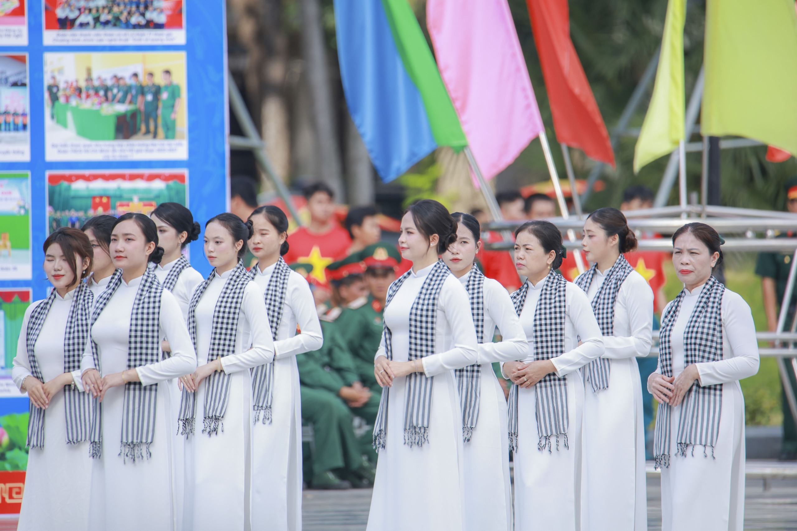 Ấn tượng m&agrave;n đồng diễn "Vững bước dưới cờ Đảng quang vinh" của Qu&acirc;n khu 7 - Ảnh 6.