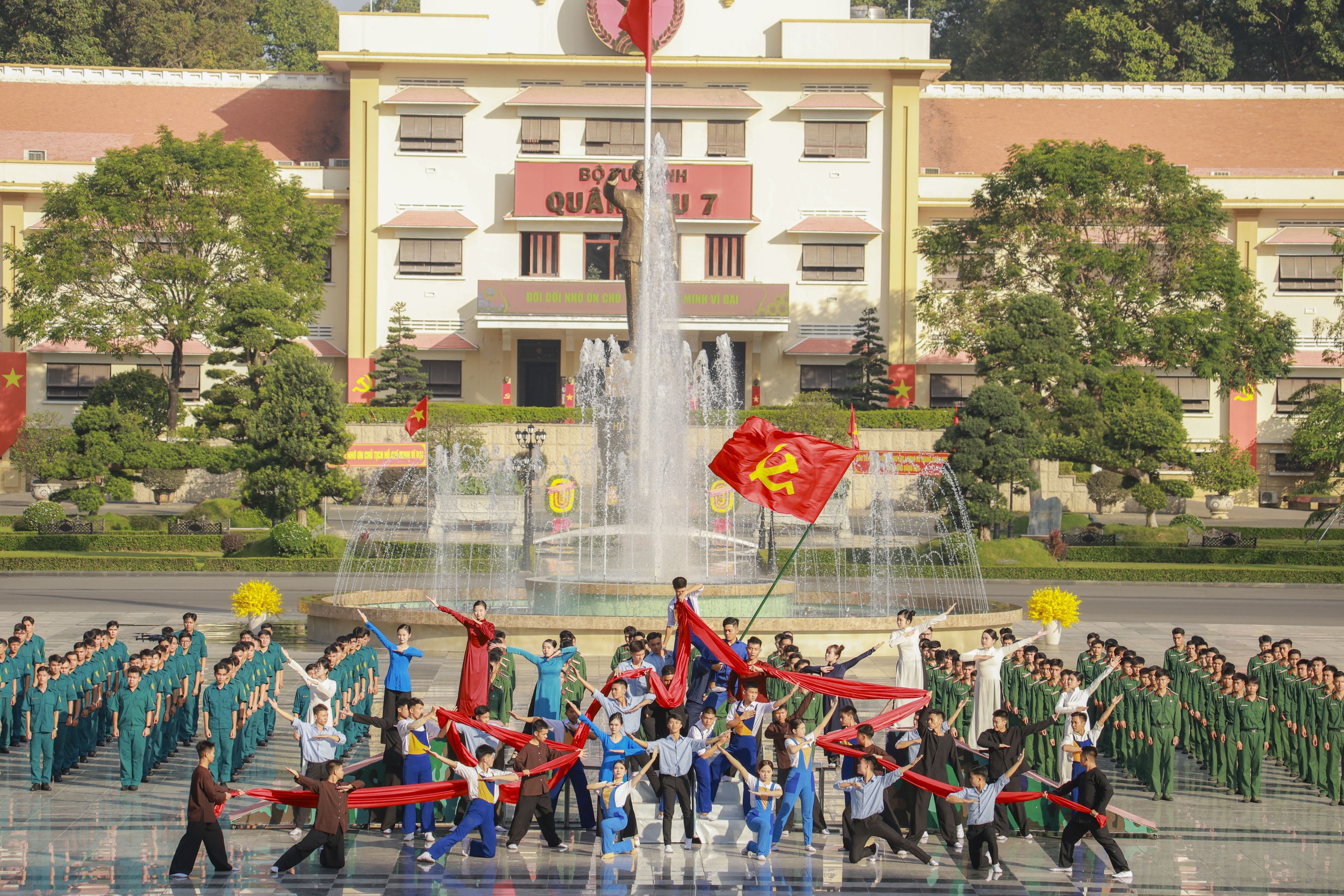 Ấn tượng m&agrave;n đồng diễn "Vững bước dưới cờ Đảng quang vinh" của Qu&acirc;n khu 7 - Ảnh 1.